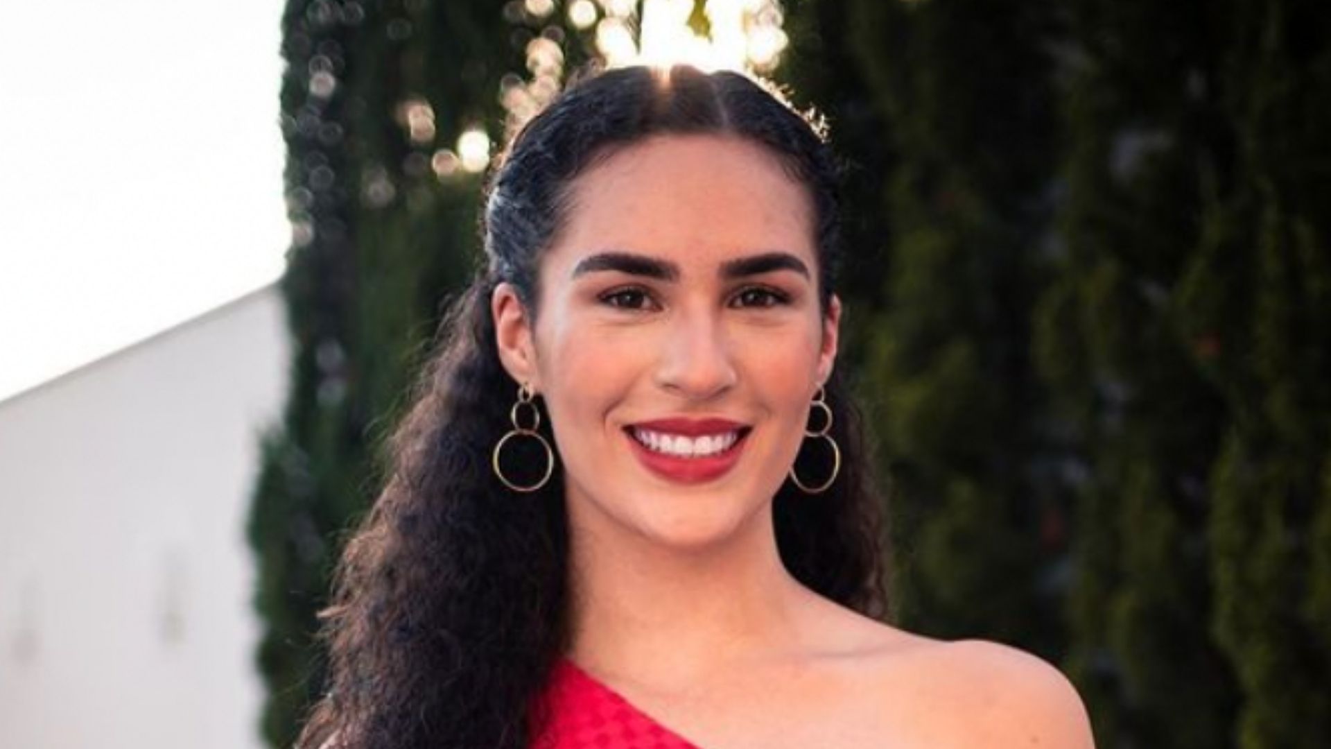 Um mulherão! Livian Aragão surge deslumbrante com look chiquérrimo: “Princesa”