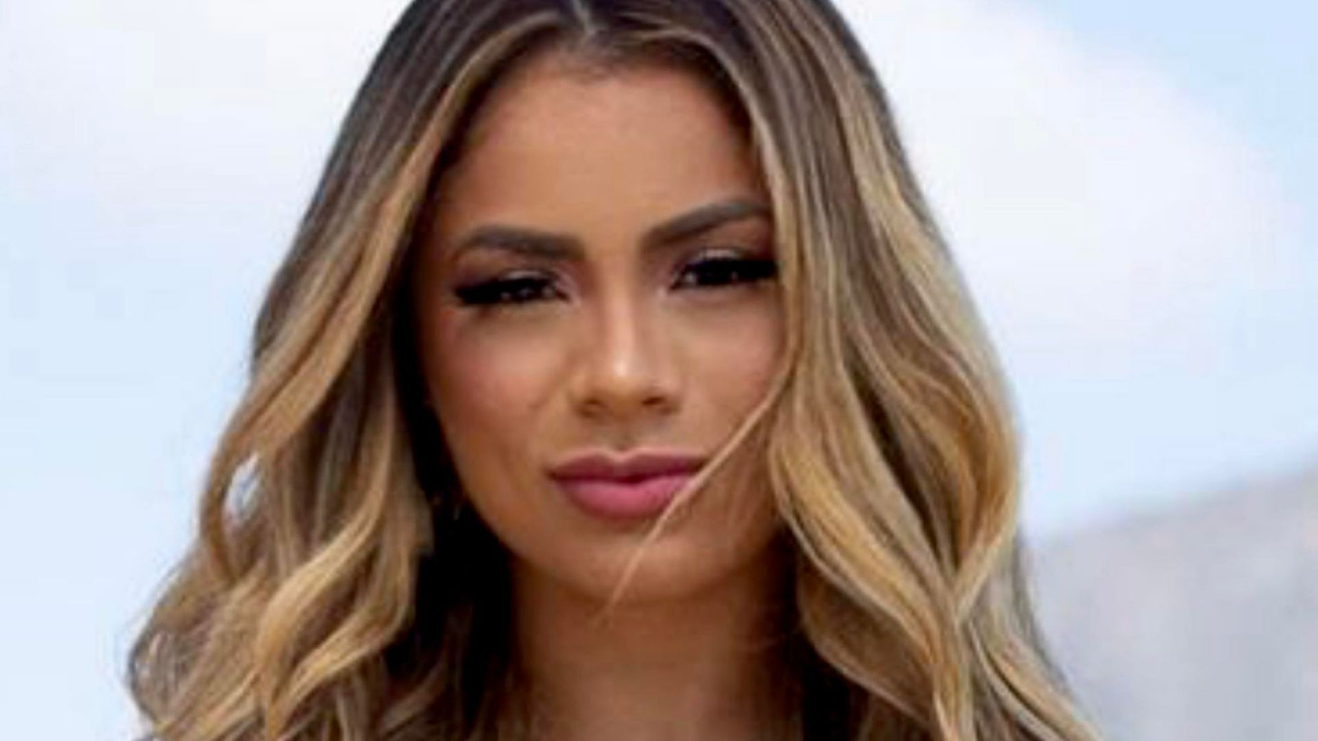 Lexa elege produção extravagante com decote profundo e fãs babam: “Rainha da beleza”