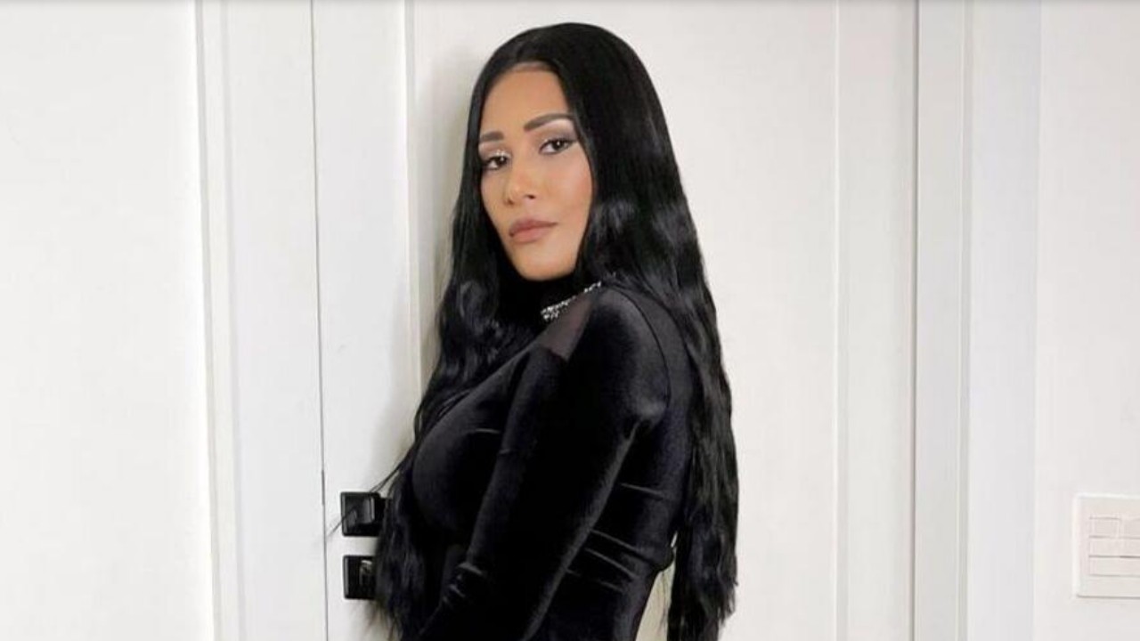 Simaria elege look transparente para festão de Deolane Bezerra: “Deusa demais”