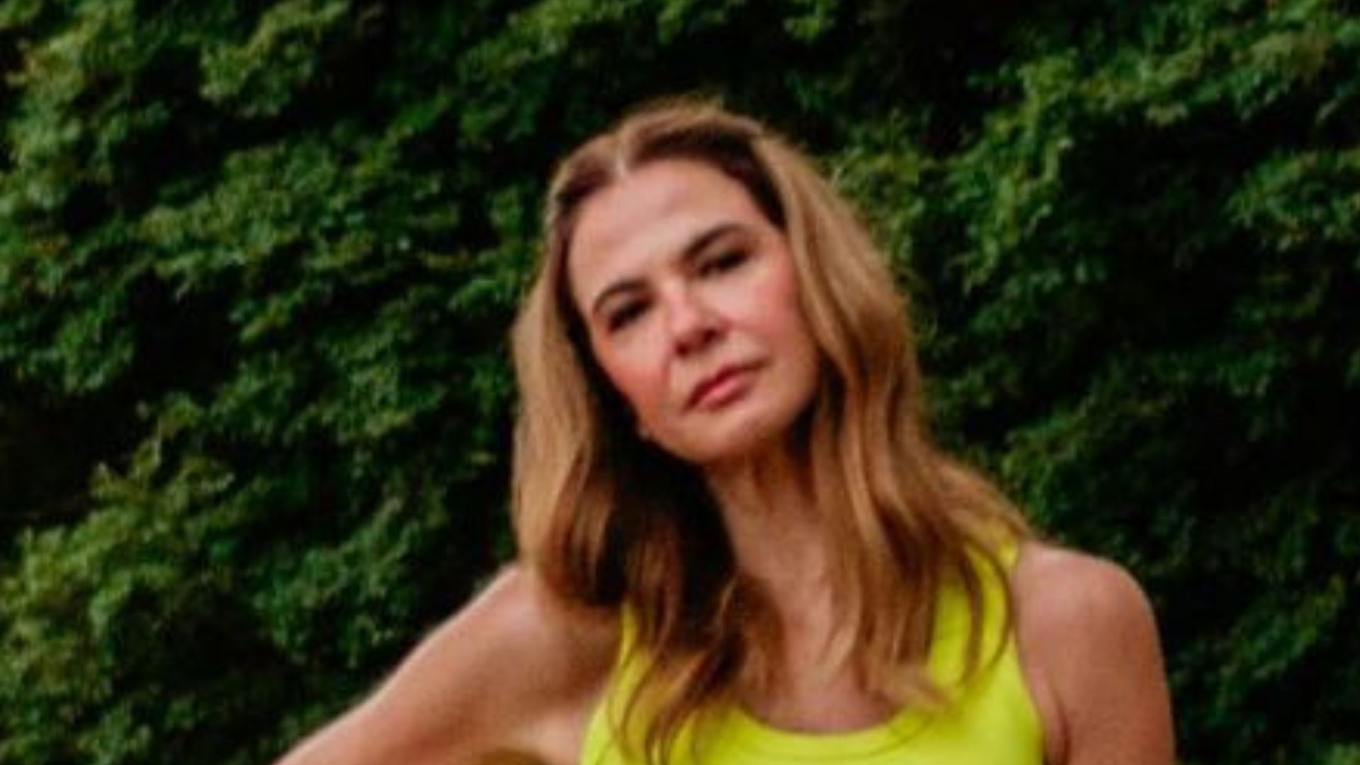 Luciana Gimenez elege look cor verde limão e exibe barriga sarada: “Arrasou”