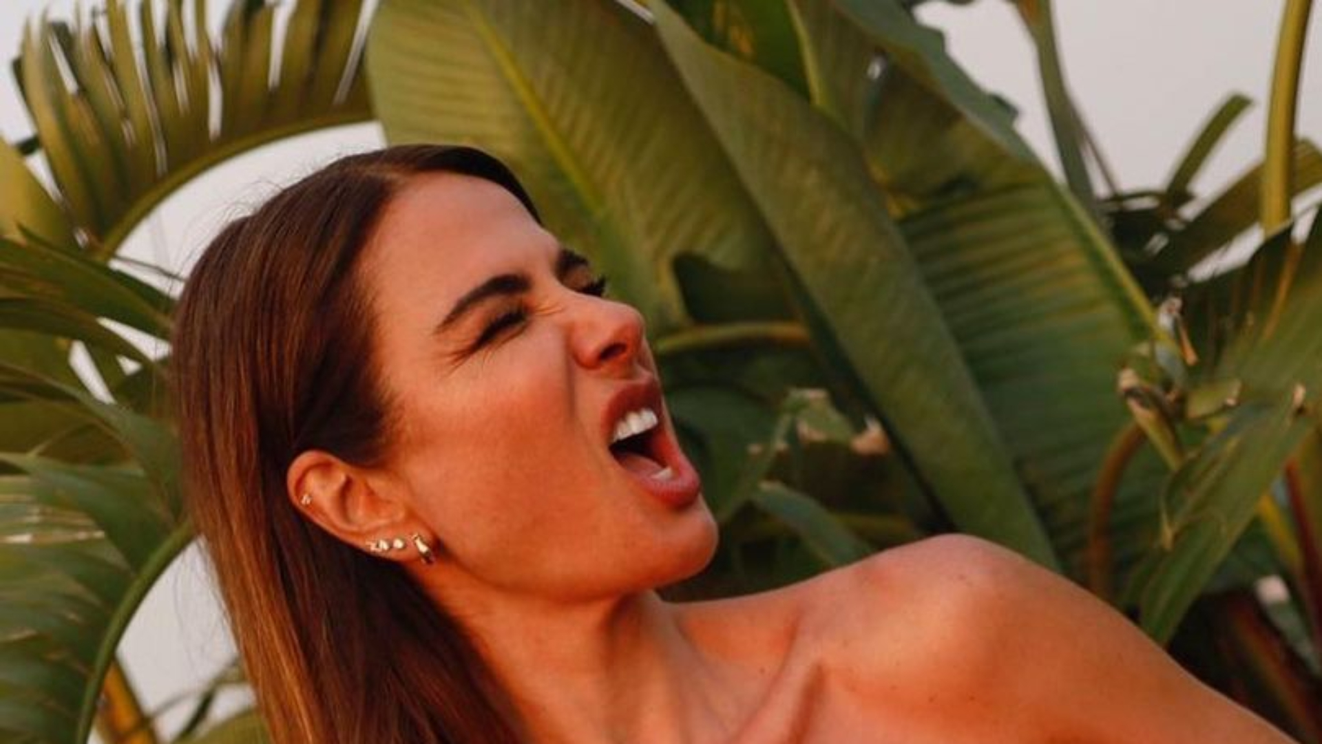 Luciana Gimenez dispensa parte de cima do biquíni e causa ao fazer topless: “Gata”
