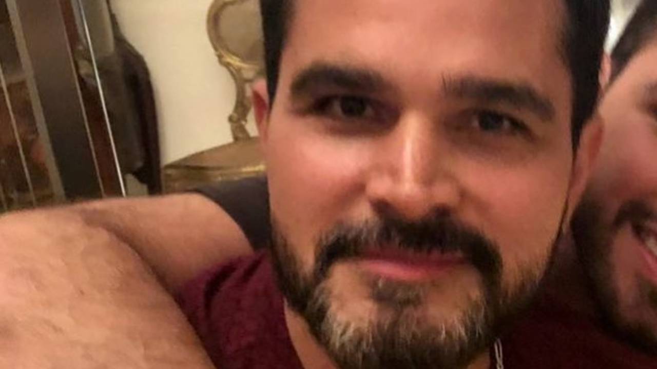 Luciano Camargo posa abraçadinho com o filho e semelhança rouba a cena: “Parecem irmãos”