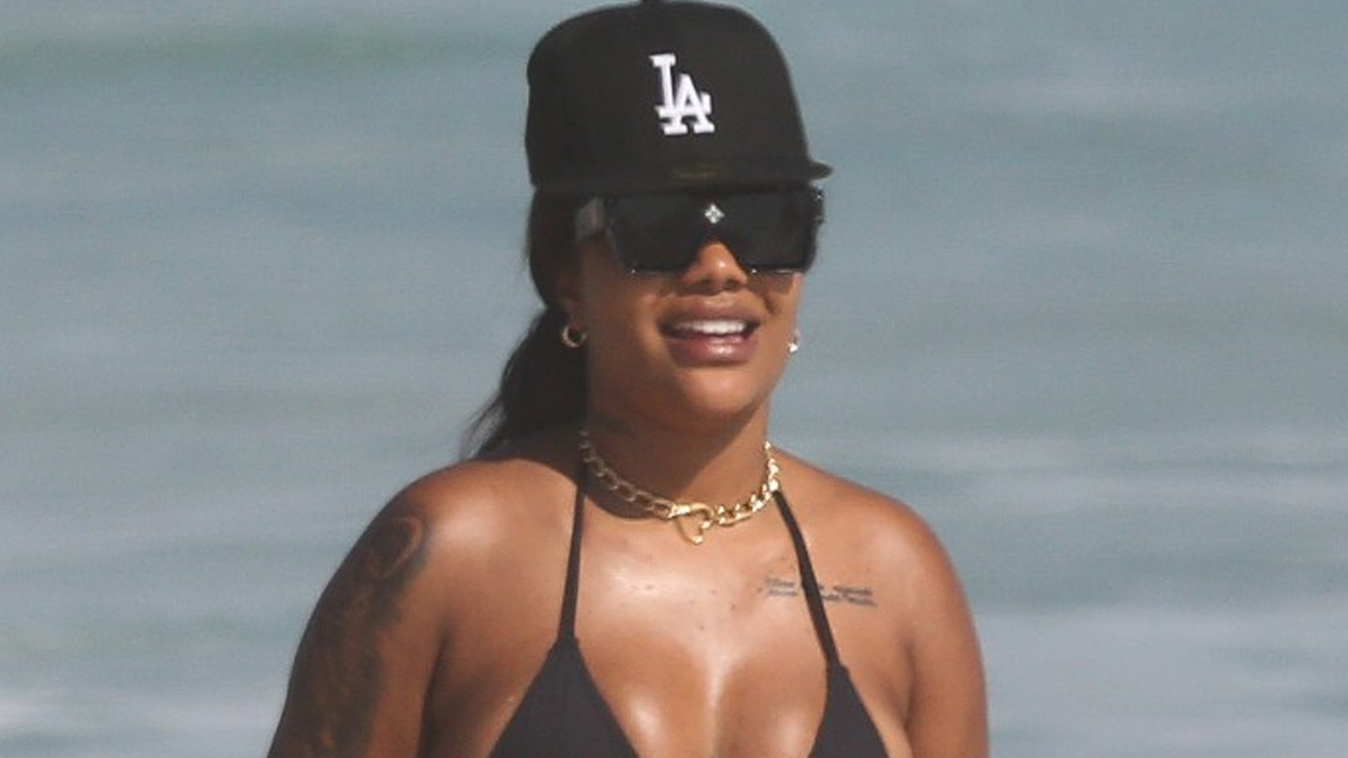 Ludmilla curte dia de praia com biquíni preto atolado no bumbum