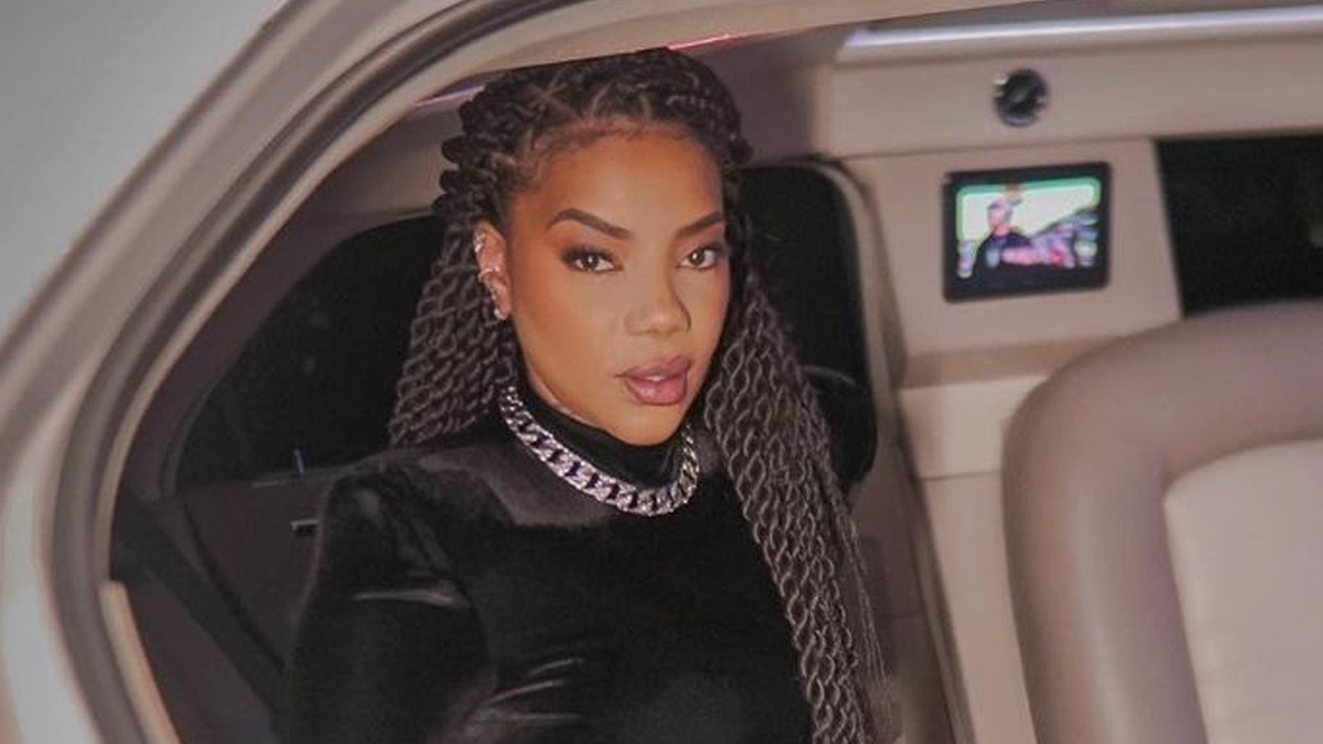 Ludmilla capricha e posa com vestido fendado em prêmio: “Dia especial”