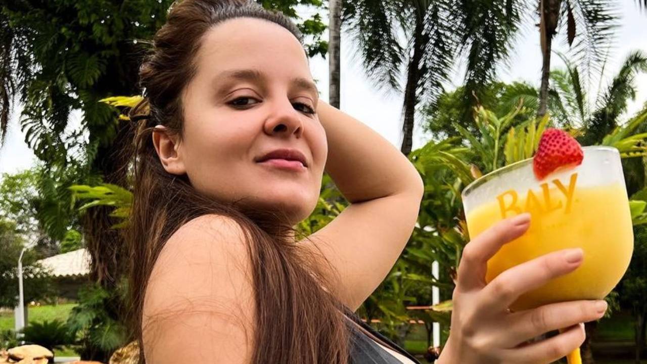 Só de maiô, Maiara empina na piscina e ostenta bumbum na nuca: “Que isso, novinha?”