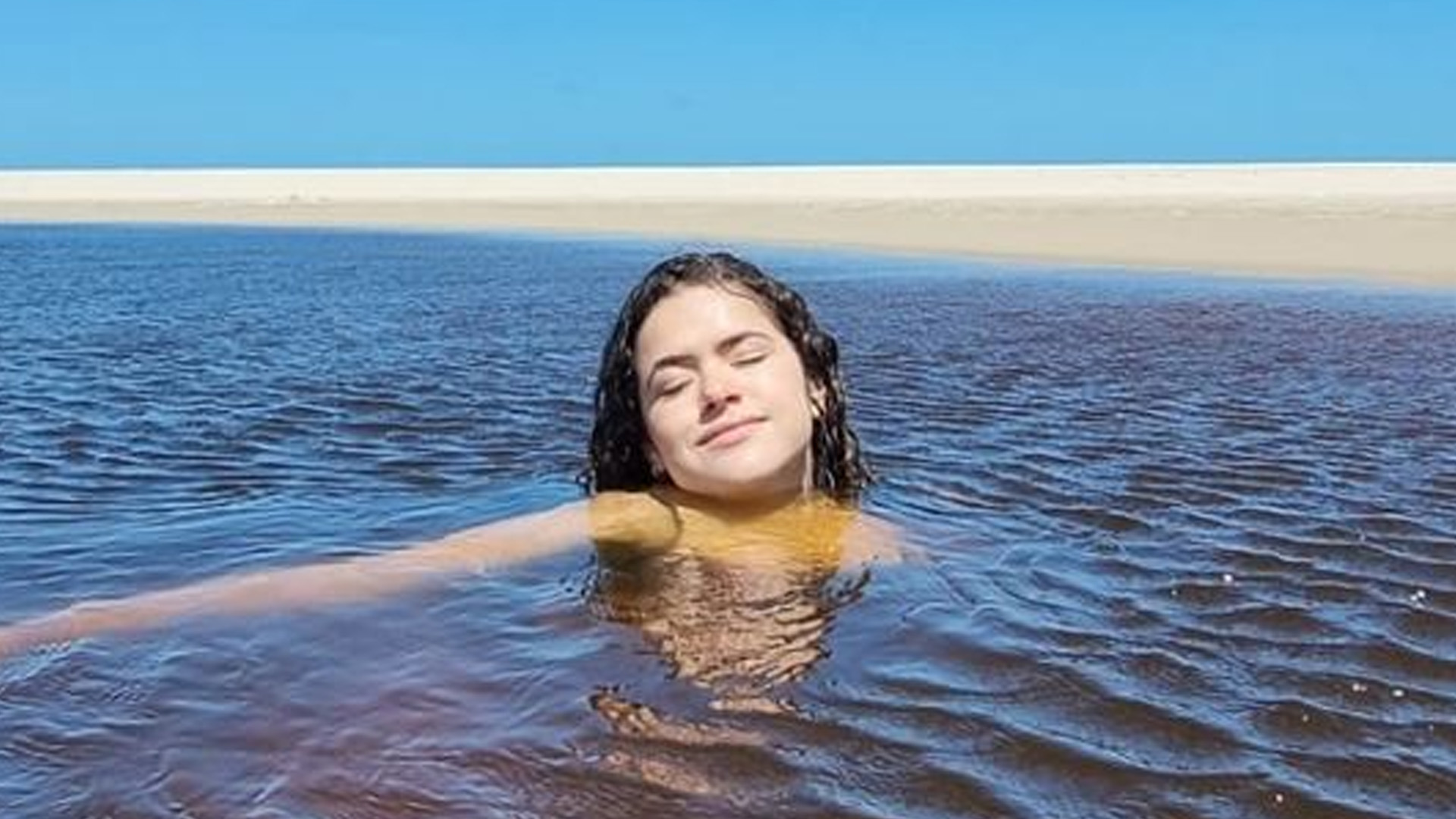 Maisa Silva se refresca de biquíni e mostra corpão: “Perfeita”