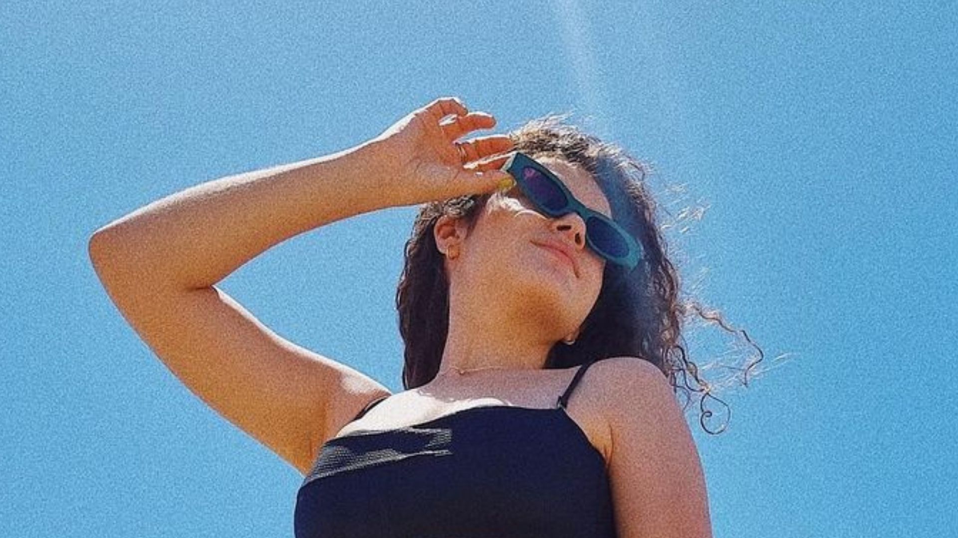 Com a barriga de fora, Maisa Silva ostenta cinturinha na praia: “Crescida”