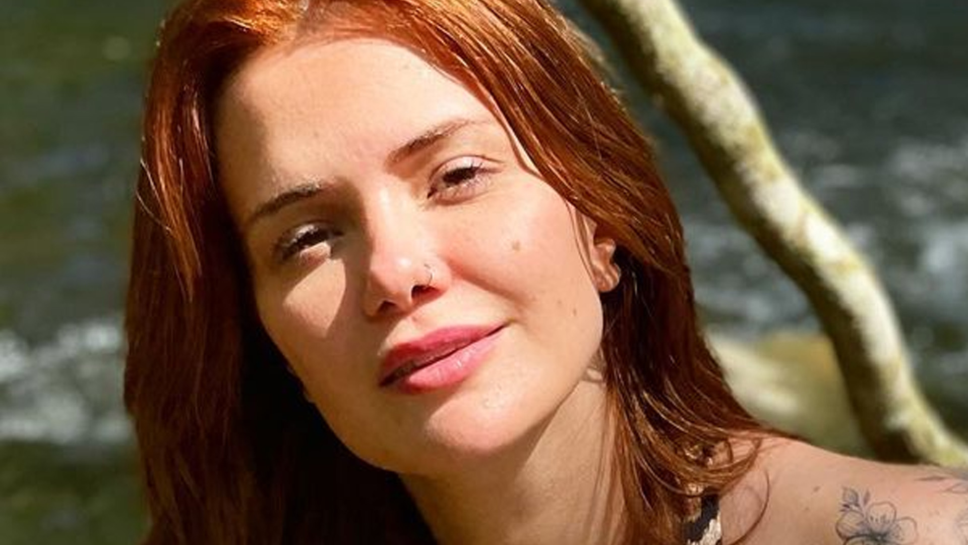Ex-BBB Marcela McGowan puxa maiô decotado em banho de rio: “Fada”