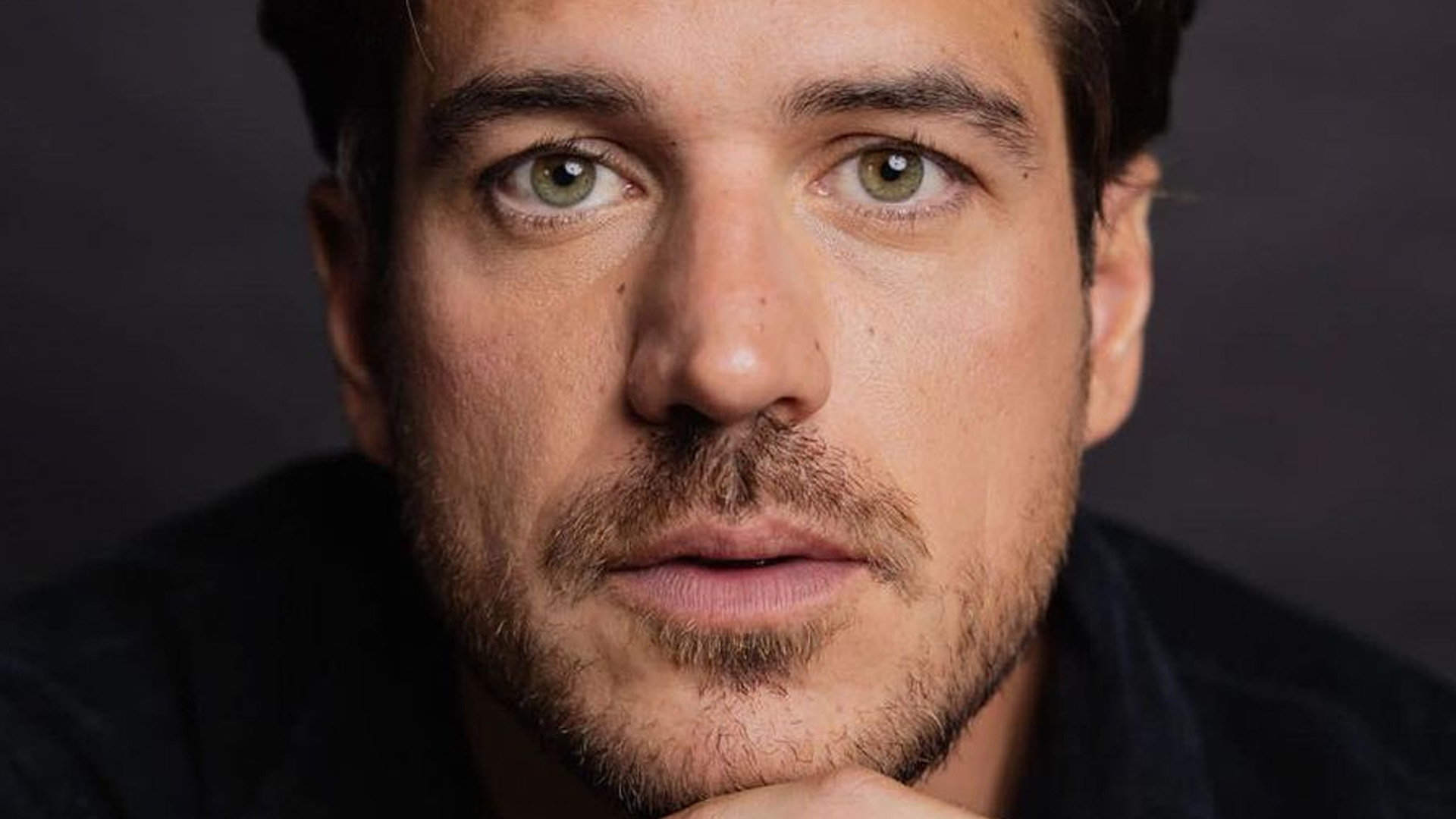 Marco Pigossi se pronuncia após revelar namoro com diretor: “Ódio vem do medo”