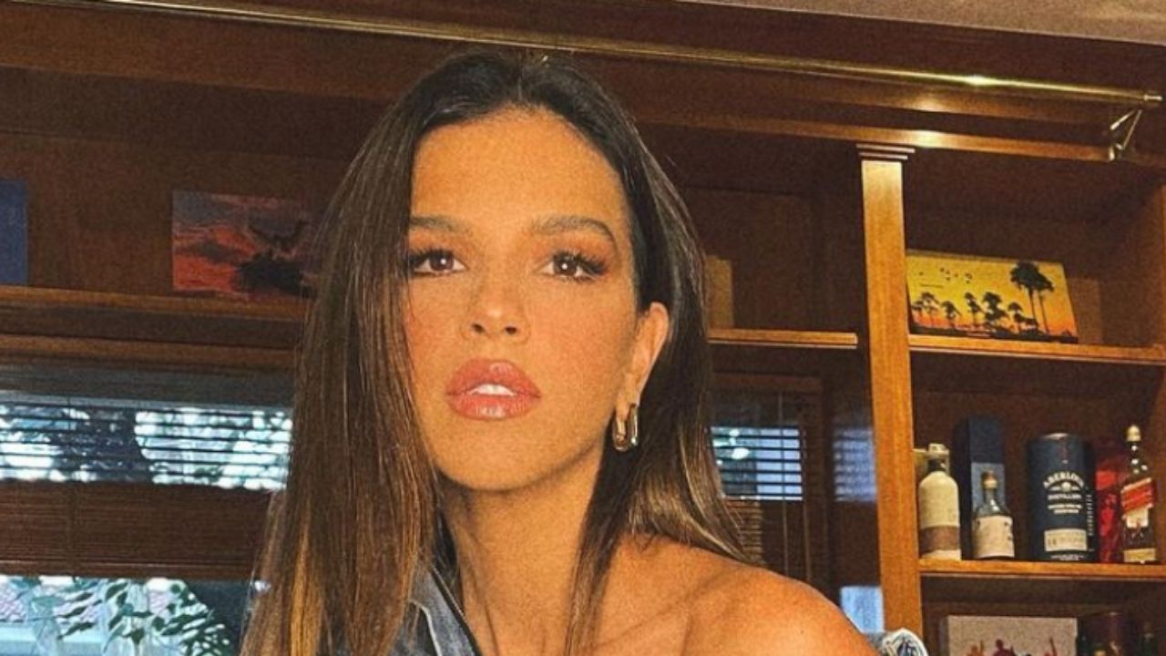 Mariana Rios deixa os seios à mostra em cliques picantes: “Insana”