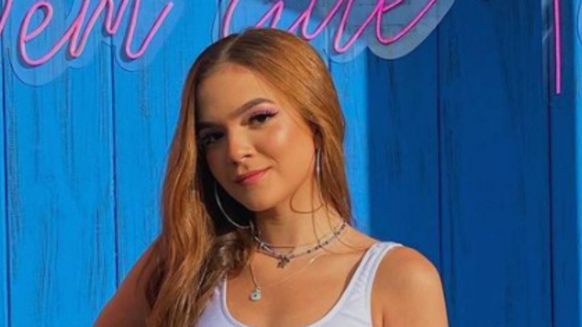 Aos 17 anos, Mel Maia escolhe saia com fenda e top branco para noitada: “Perfeita”