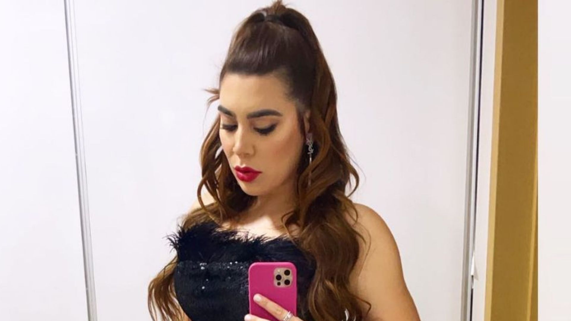 Mostrando a barriga, Naiara Azevedo ostenta bumbum GG em look luxuoso: “Gata”