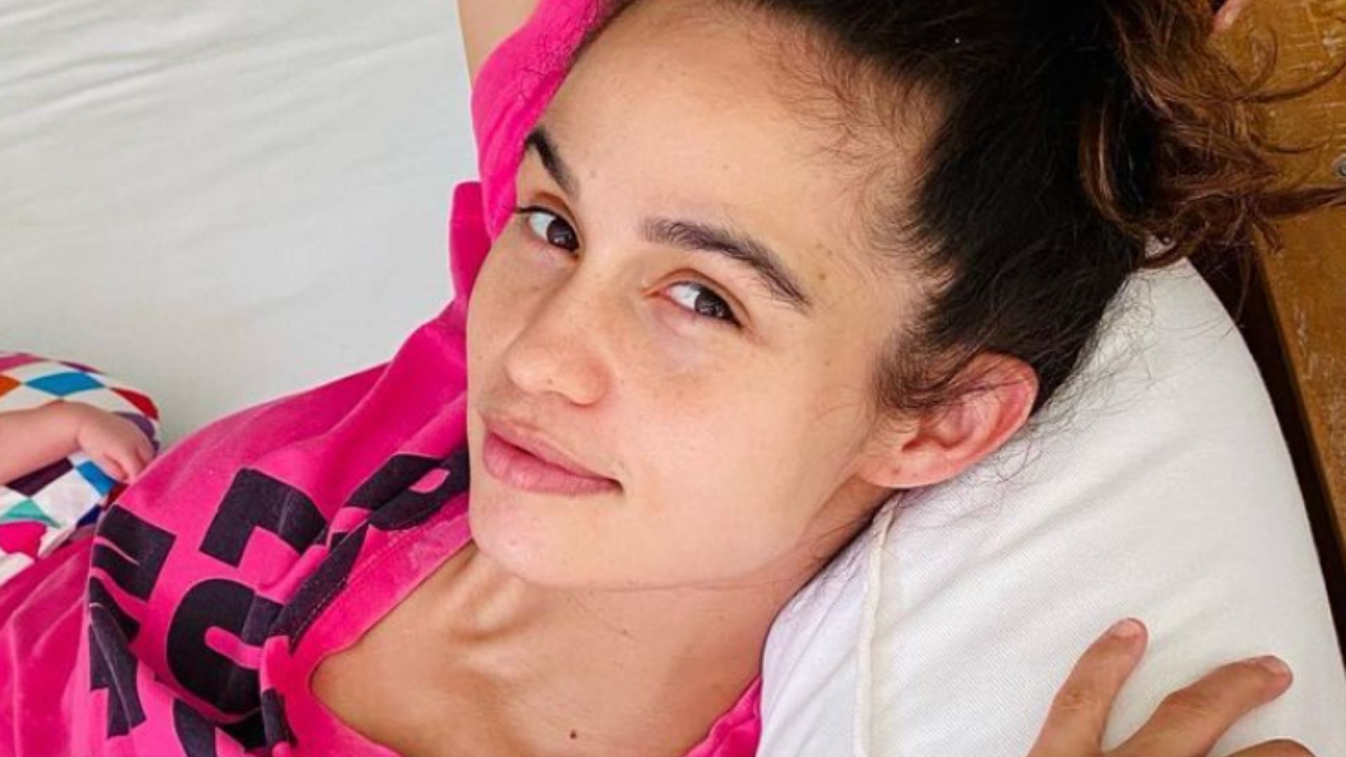 Filha de Nanda Costa surge toda tranquilona no colo da mamãe: “E essa pose?”