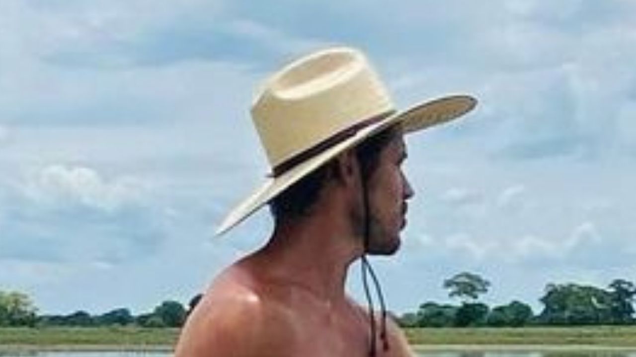 No Pantanal, José Loreto posa sem camisa e exibe abdômen super trincado: “Eita cawboy bom”