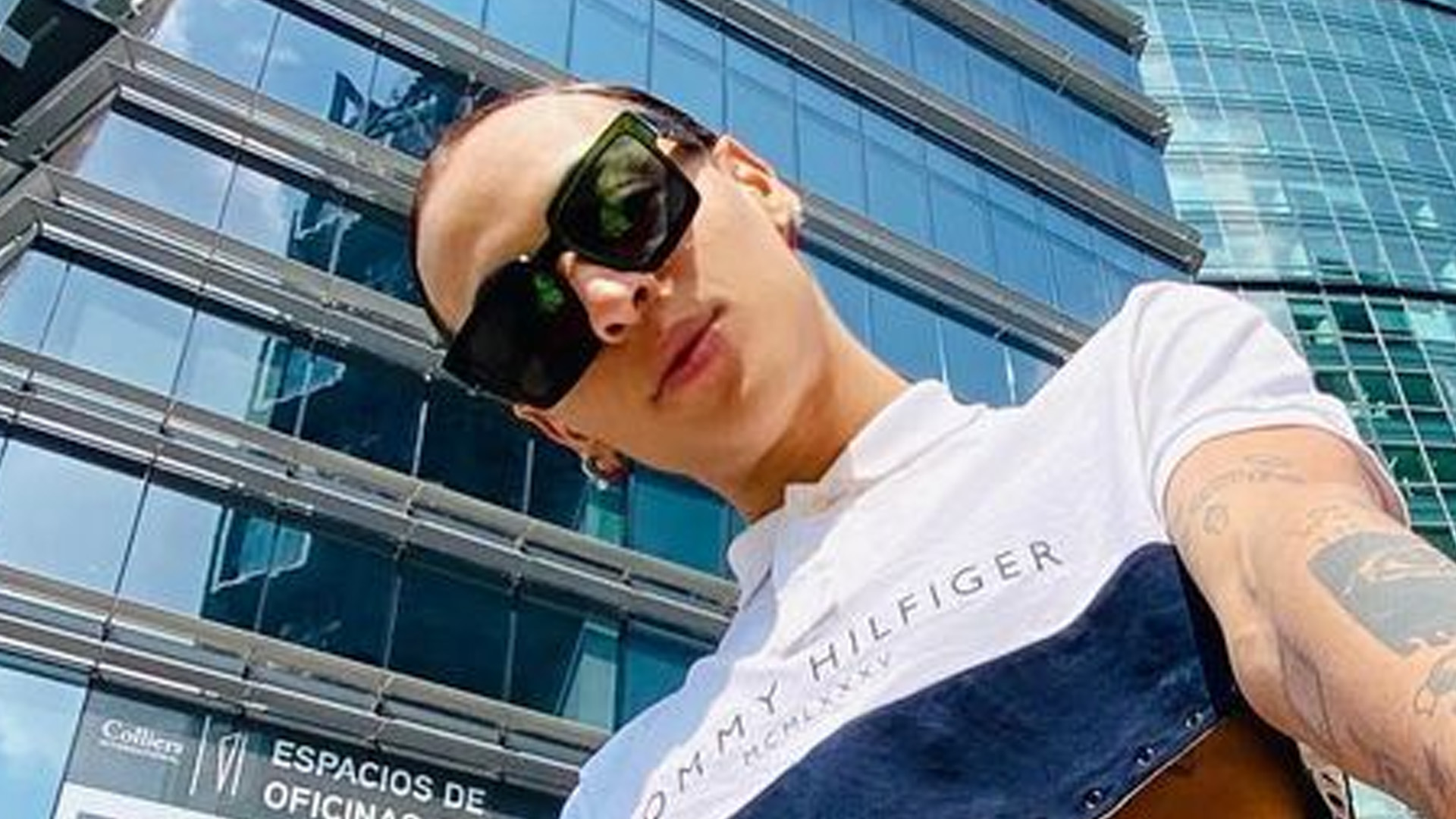 Pabllo Vittar posa de cropped e mostra barriga trincada: “Muito gata”