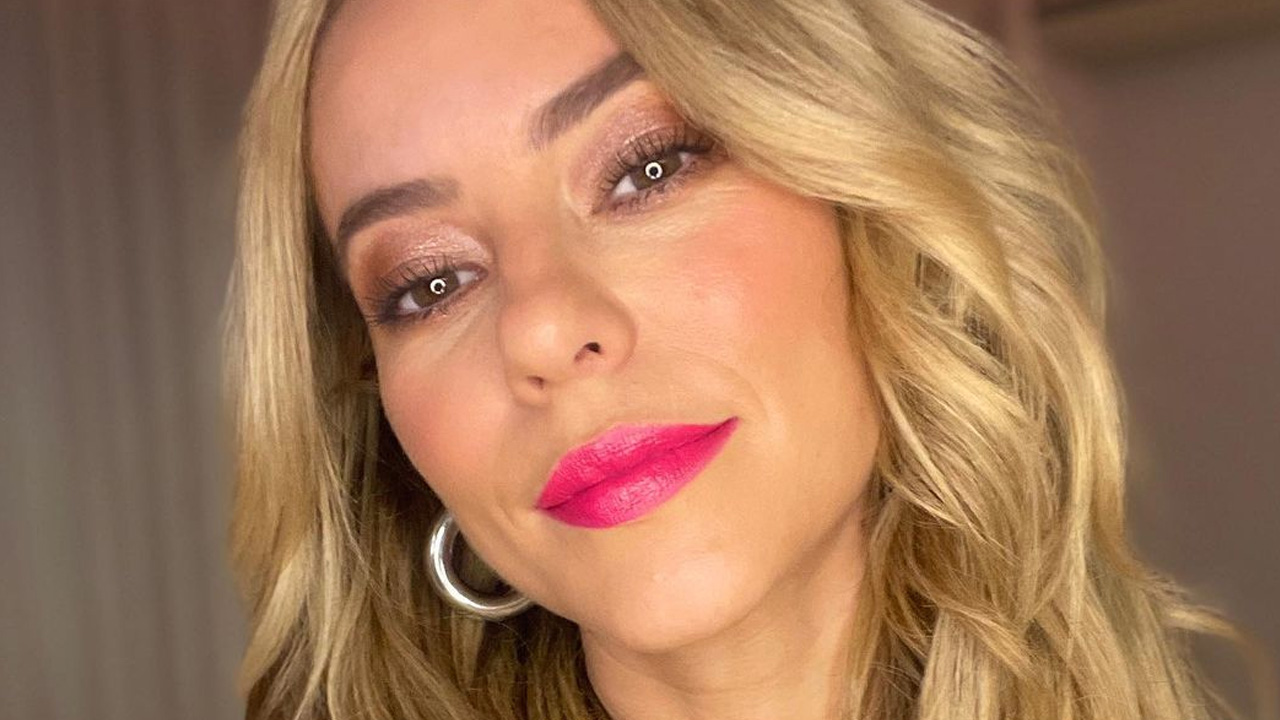 Paolla Oliveira surge com look decotado e sorrindo à toa: “Tá brilhando mais ainda”