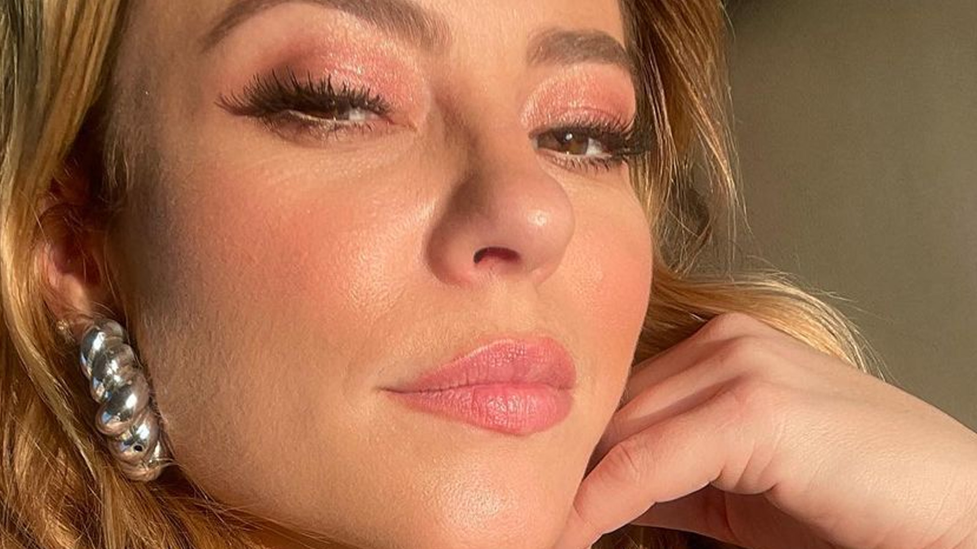 Paolla Oliveira mostra curva do bumbum de maiô cavado: “Lindíssima”