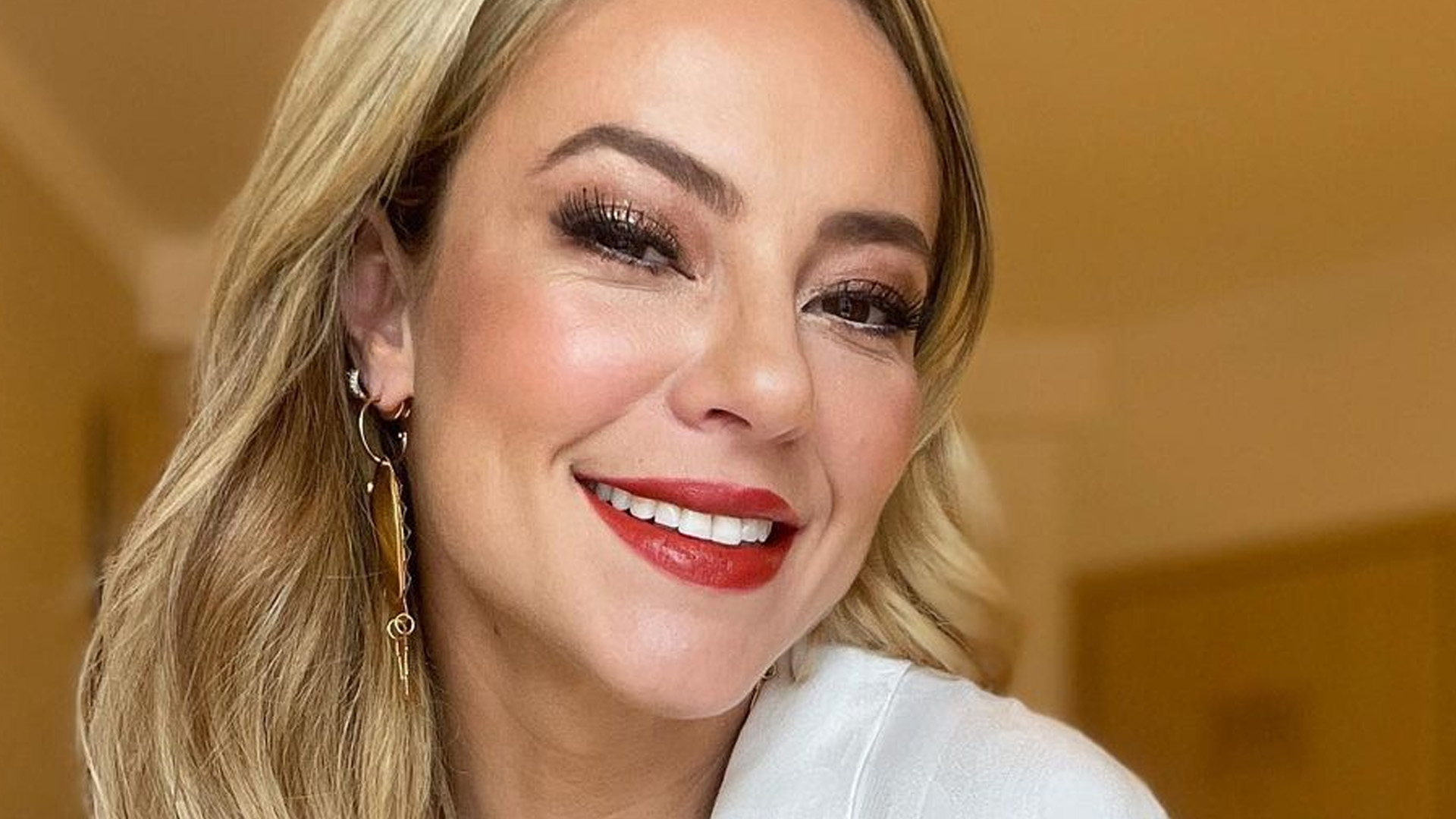 Paolla Oliveira abre roupão sem sutiã e exibe decote: “Espetáculo”