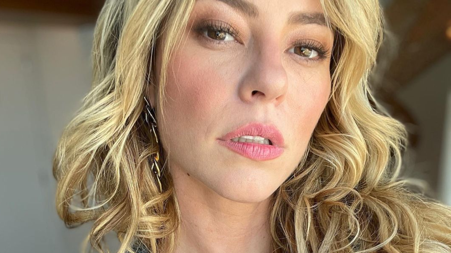 Paolla Oliveira sensualiza de jaqueta aberta e abusa de decote generoso: “Linda”