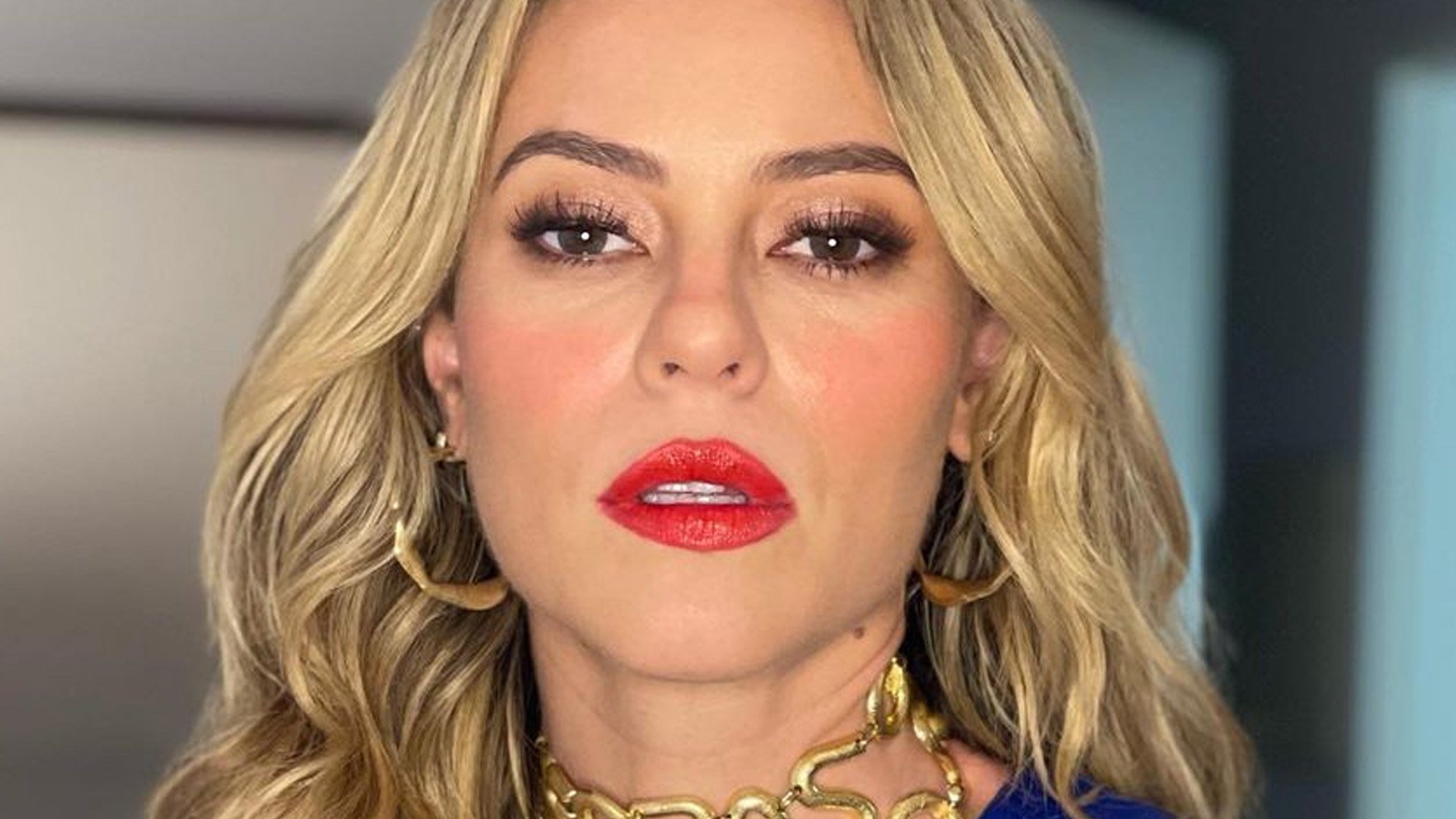 Paolla Oliveira surge com vestido curtinho em pré-estreia: “Perfeição”