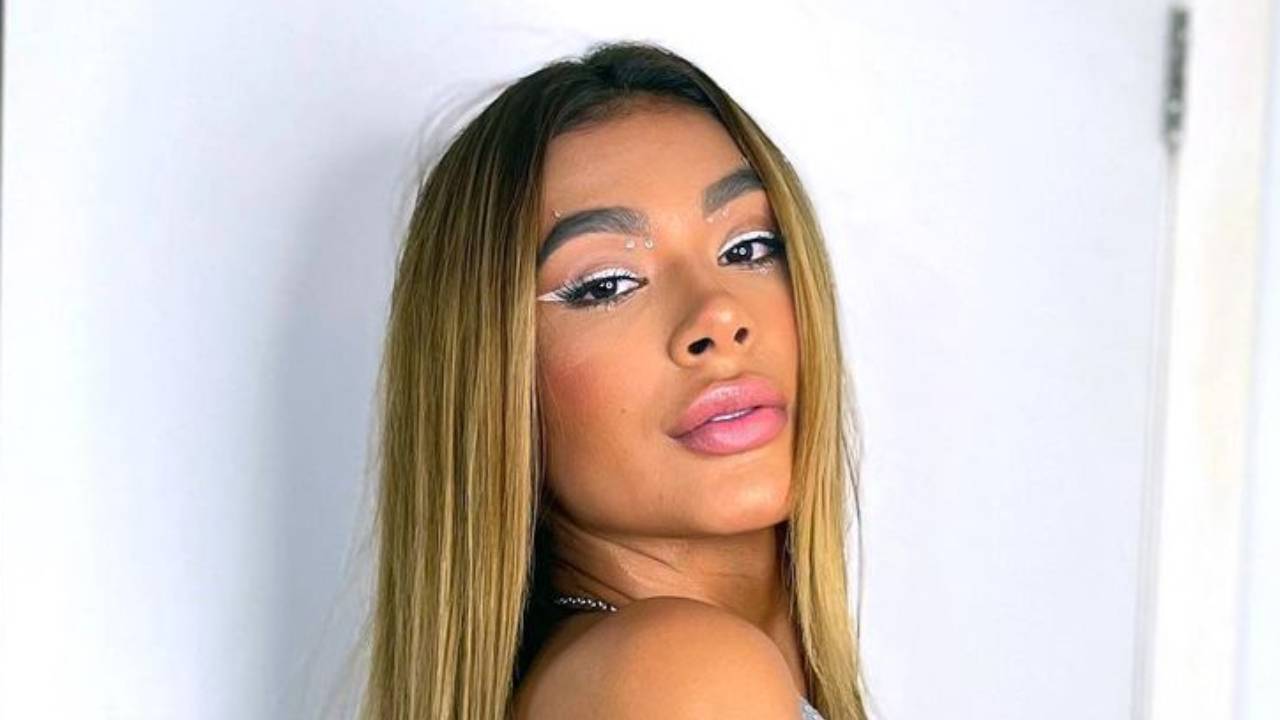 De vestidinho curto, ex-BBB Pocah deixa bumbum escapar em fenda profunda: “Rabuda”