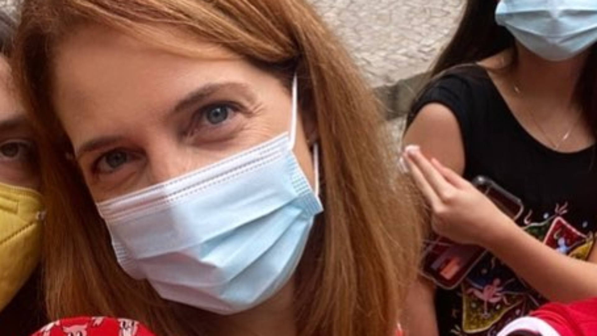 Poliana Abritta faz rara aparição com os trigêmeos em dia de vacinação: “Cresceram!”