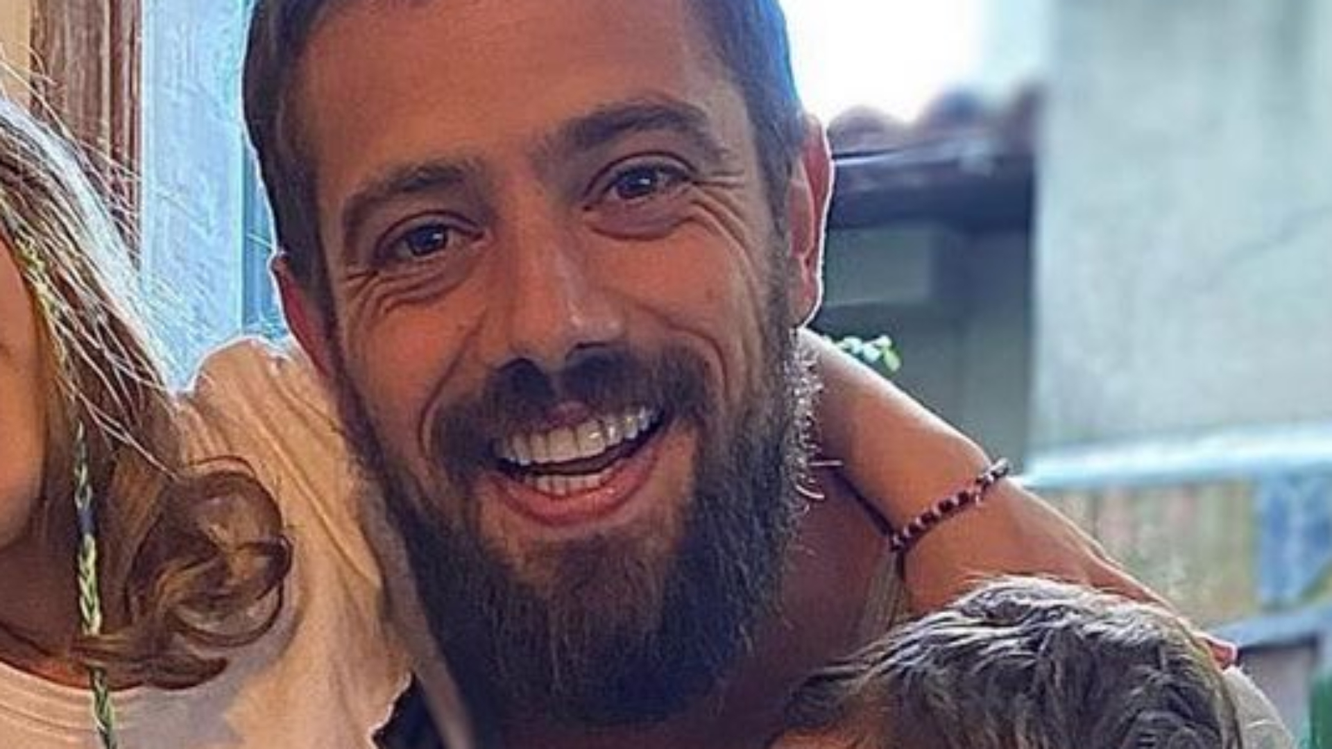 Rafael Cardoso ganha festa intimista da família e beleza dos filhos chama a atenção
