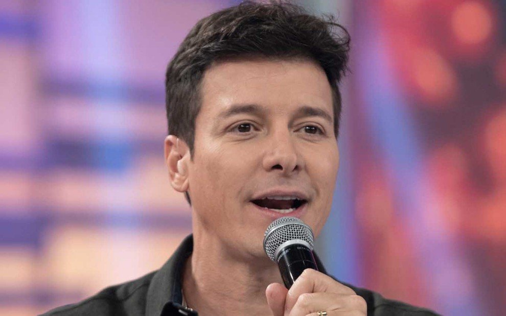Rodrigo Faro curte férias com a família e corpo aos 50 anos rouba a cena