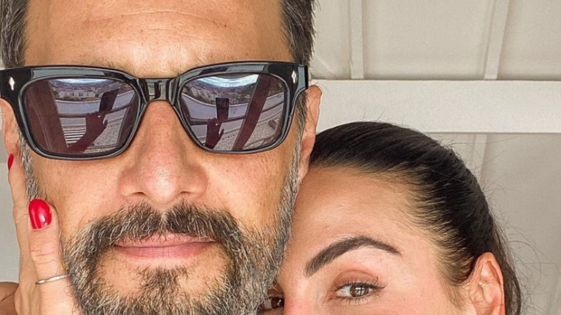 Rodrigo Santoro é surpreendido com declaração de amor da esposa: “Fugir com você”