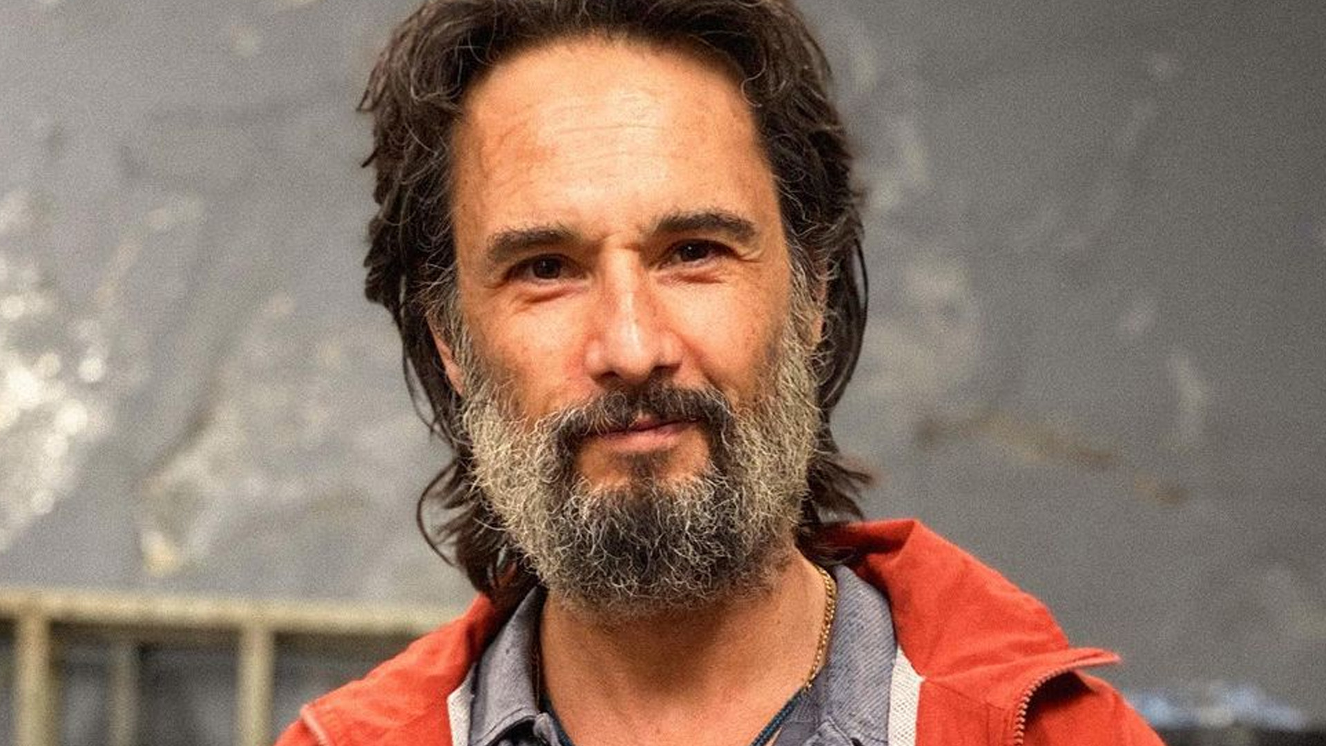 Rodrigo Santoro aparece irreconhecível com novo visual no Rio de Janeiro