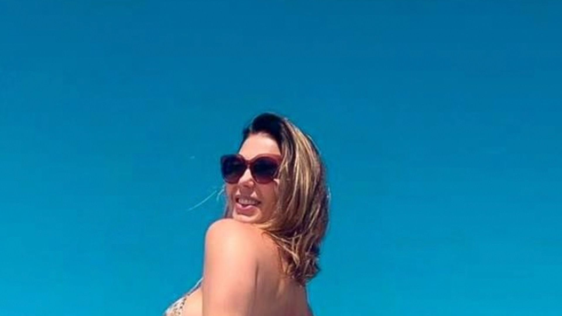 Aos 42 anos, Sheila Mello causa com foto de biquíni sem edições: “Beleza real”