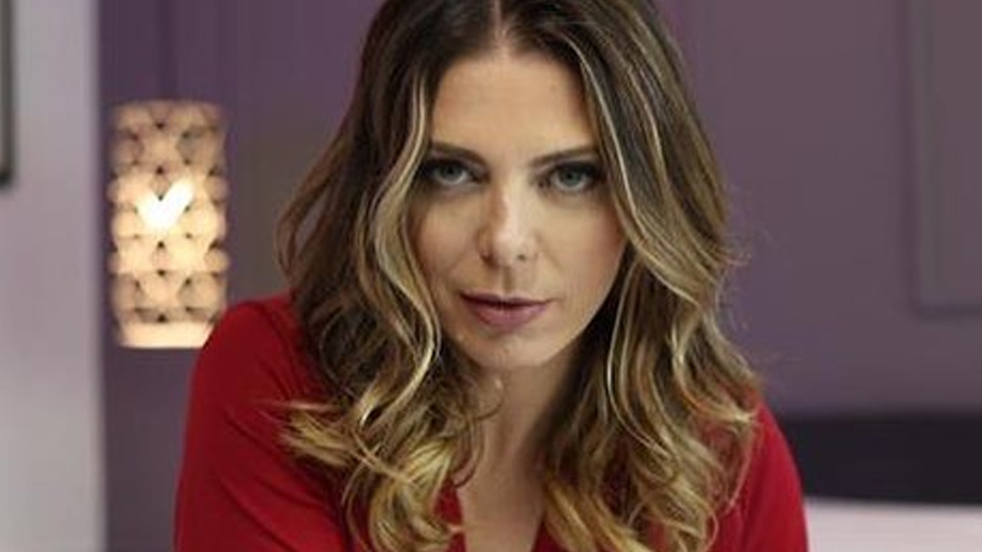Sheila Mello sensualiza de lingerie e marca decotão na cama: “Formosa”