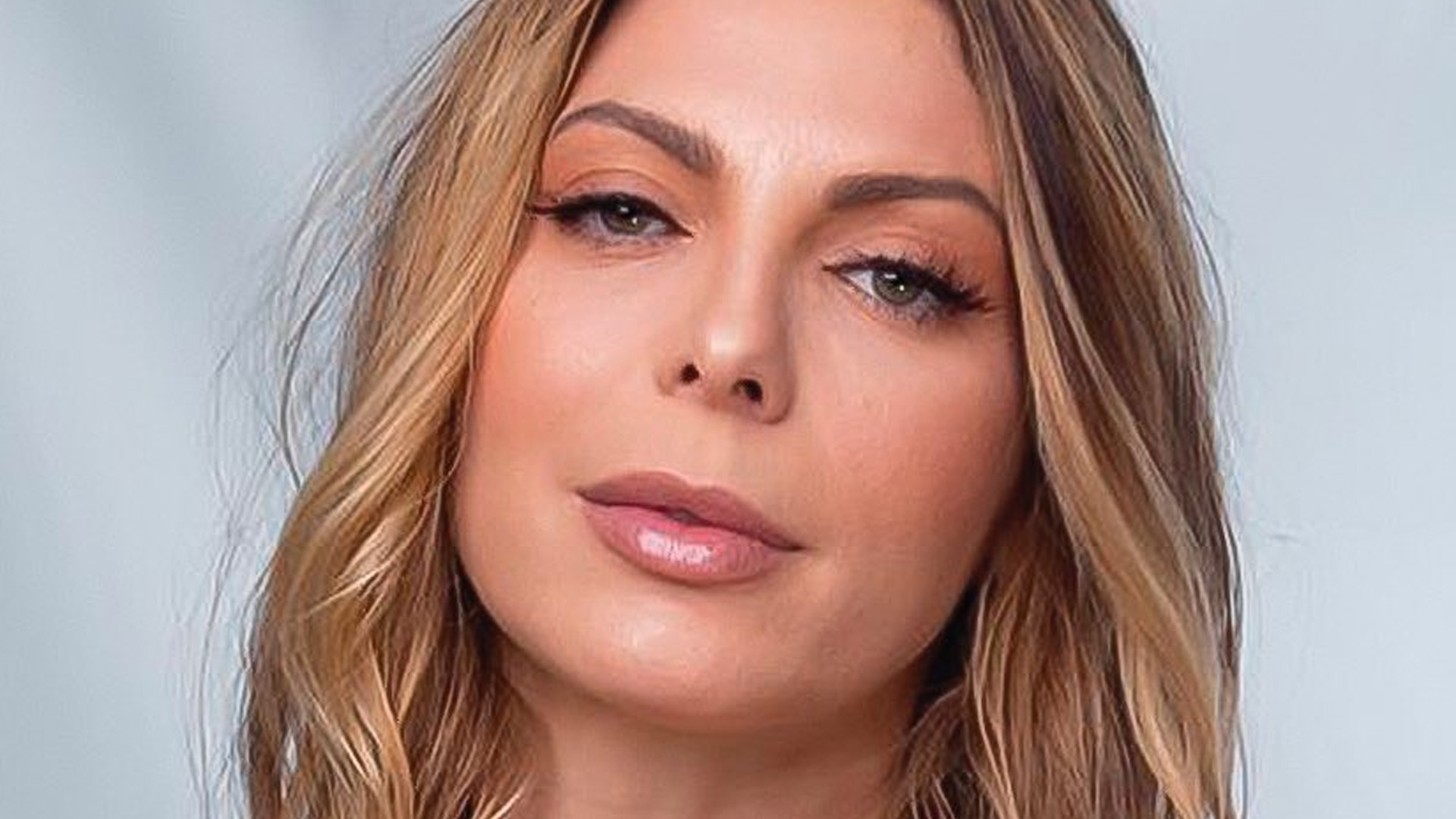 Sheila Mello deixa roupão cair e ostenta pele de pêssego: “Formosa”