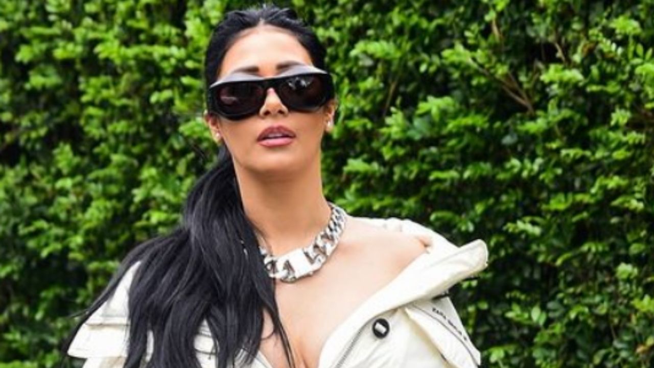 Simaria causa com decotão e pernas de fora em look extravagante: “Que mulher”