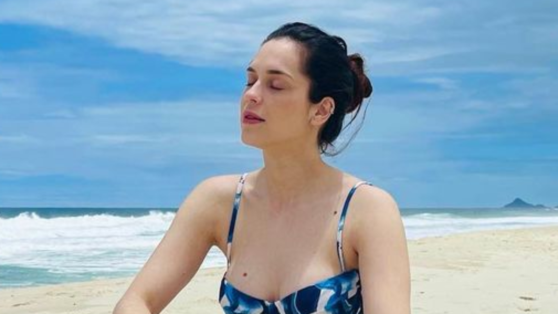 Sophia Abrahão impressiona fãs com sua barriguinha chapada em raro clique de biquíni