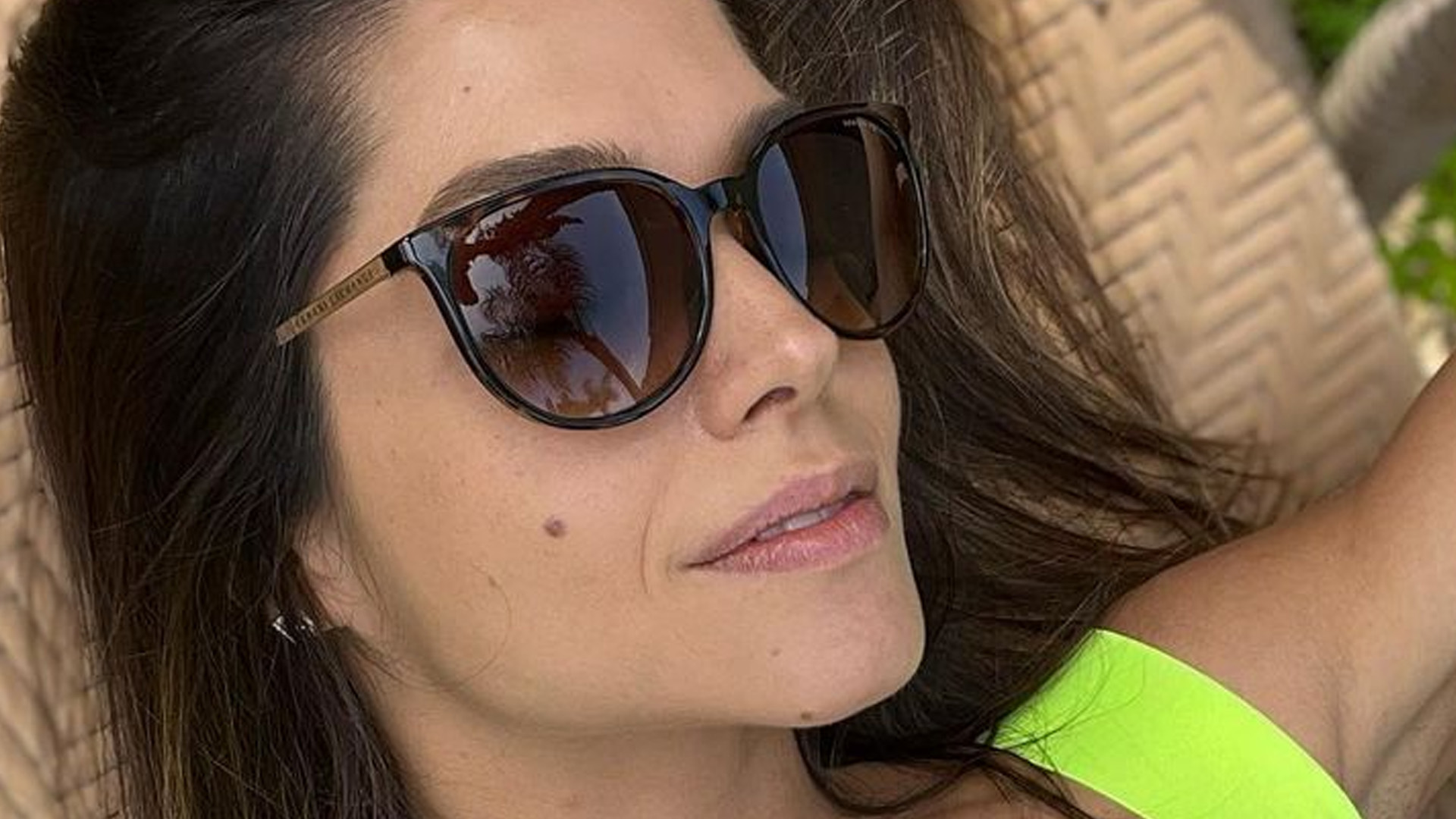 Thais Fersoza posa de maiô com decotão e seguidores questionam: “Silicone?”