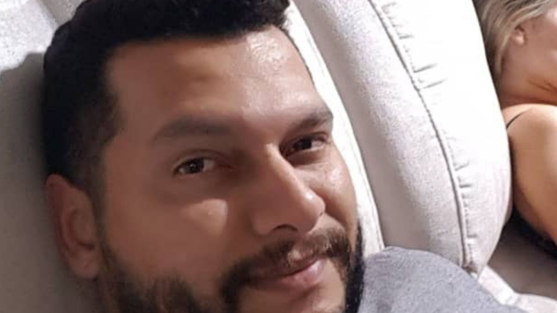 Thiago Lopes mostra Andressa Urach estudando para a faculdade: “Dedicada”