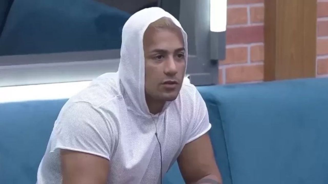 A Fazenda 13: Tiago radicaliza no visual e vira piada entre peões: “Tá igual o Raul Gil”
