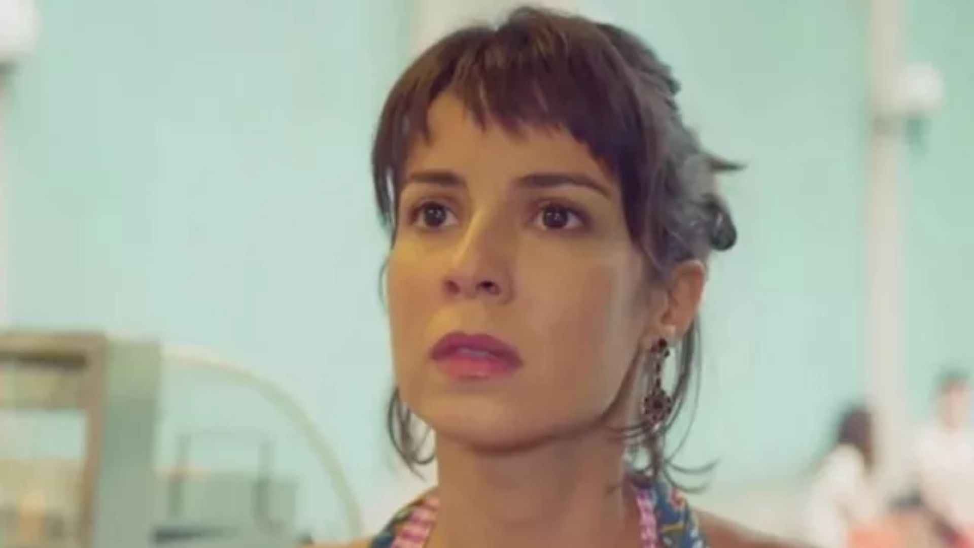 Um Lugar ao Sol: Lara recebe mensagem do ‘além’ e começa busca por gêmeo
