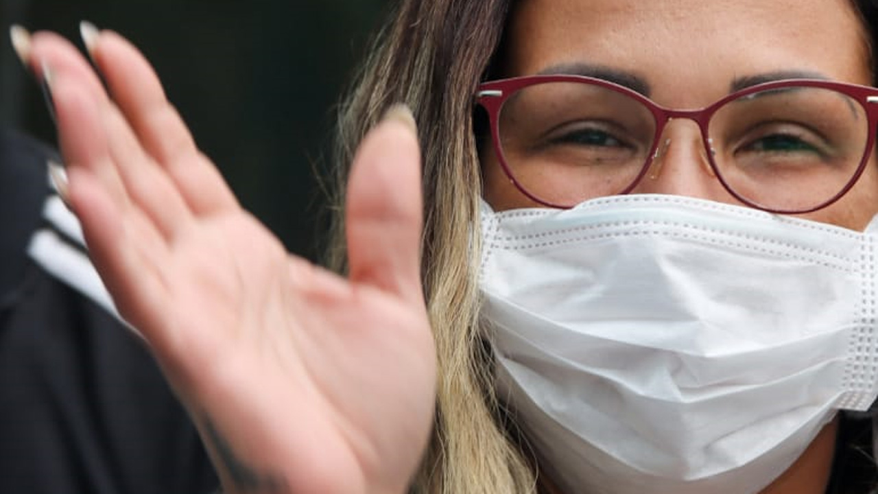 Sorridente, Valesca Popozuda deixa hospital após internação às pressas