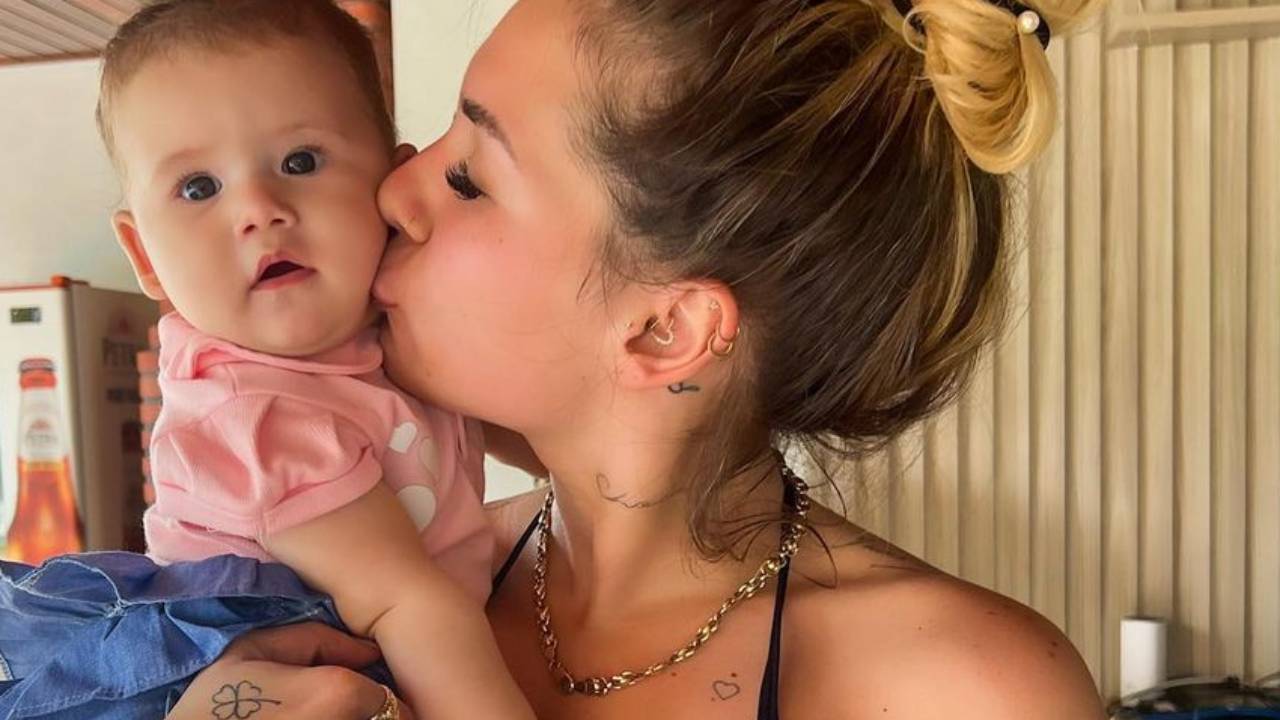 Virginia Fonseca surge só de biquíni e barriga trincadíssima rouba a cena: “E esse tanquinho?”