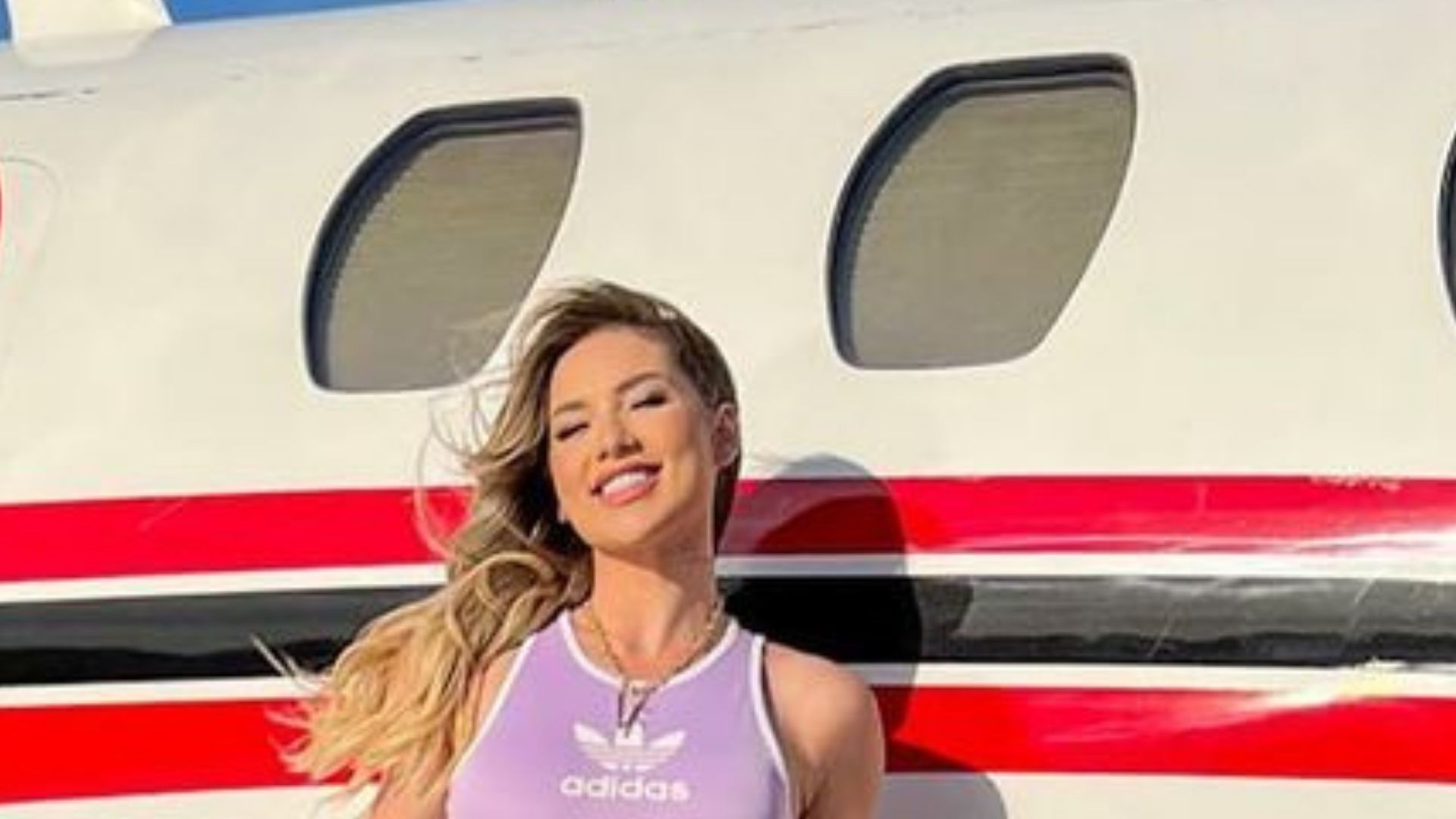 Virgínia Fonseca posa com look estiloso em jatinho e exibe barriga sarada: “Gata”