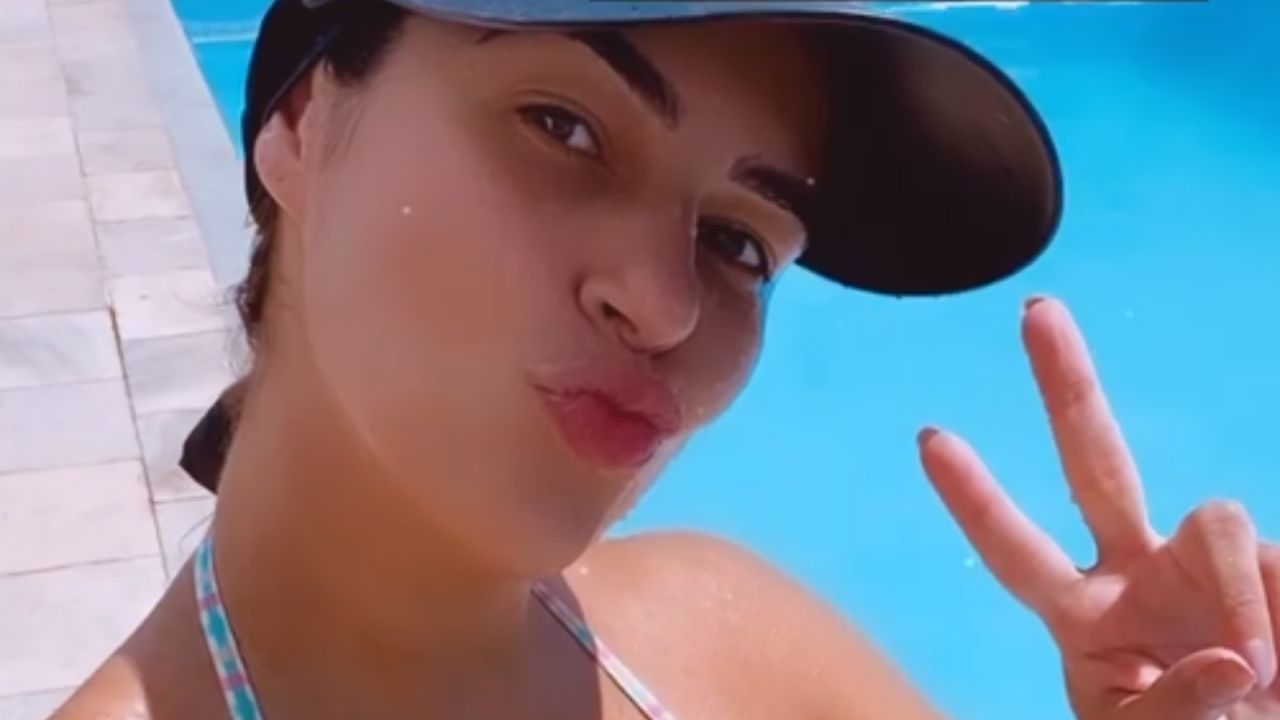 No sexto mês, ex-BBB Vivian Amorim cuida do barrigão em hidroginástica: “Deixa a vida feliz”