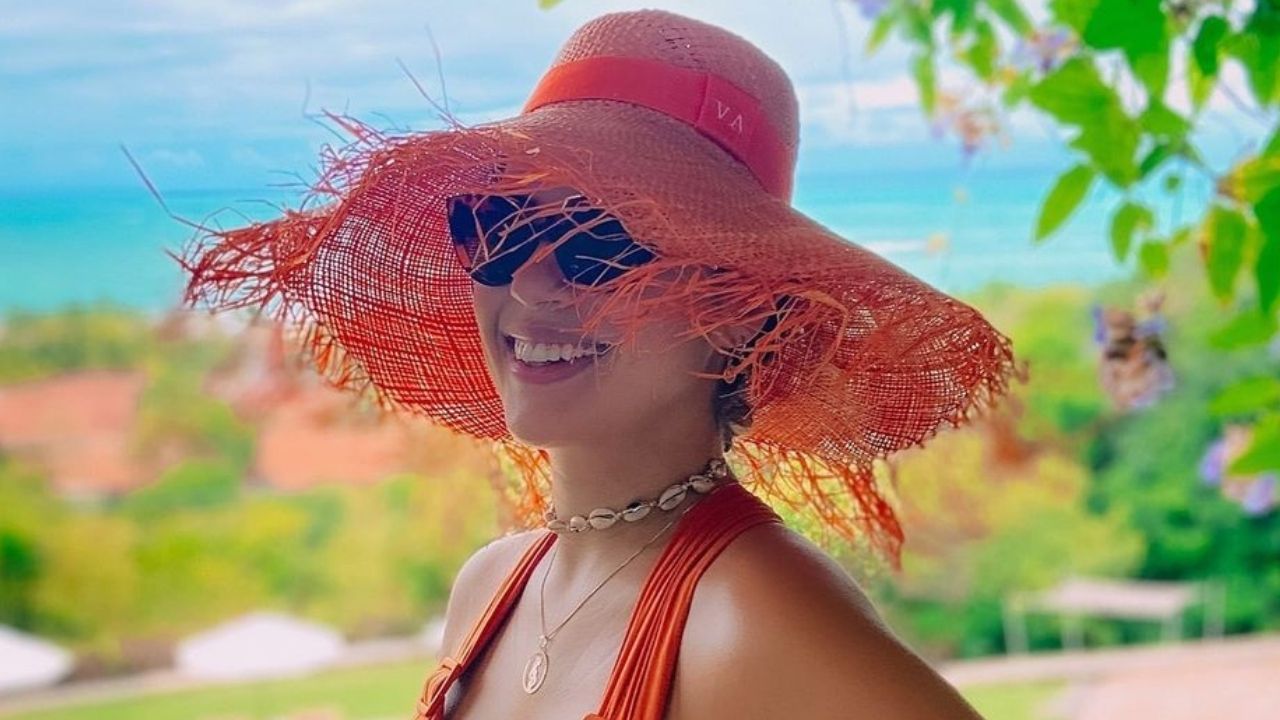 No sexto mês, ex-BBB Vivian Amorim exibe barrigão enquanto curte dia de praia: “Lindeza”