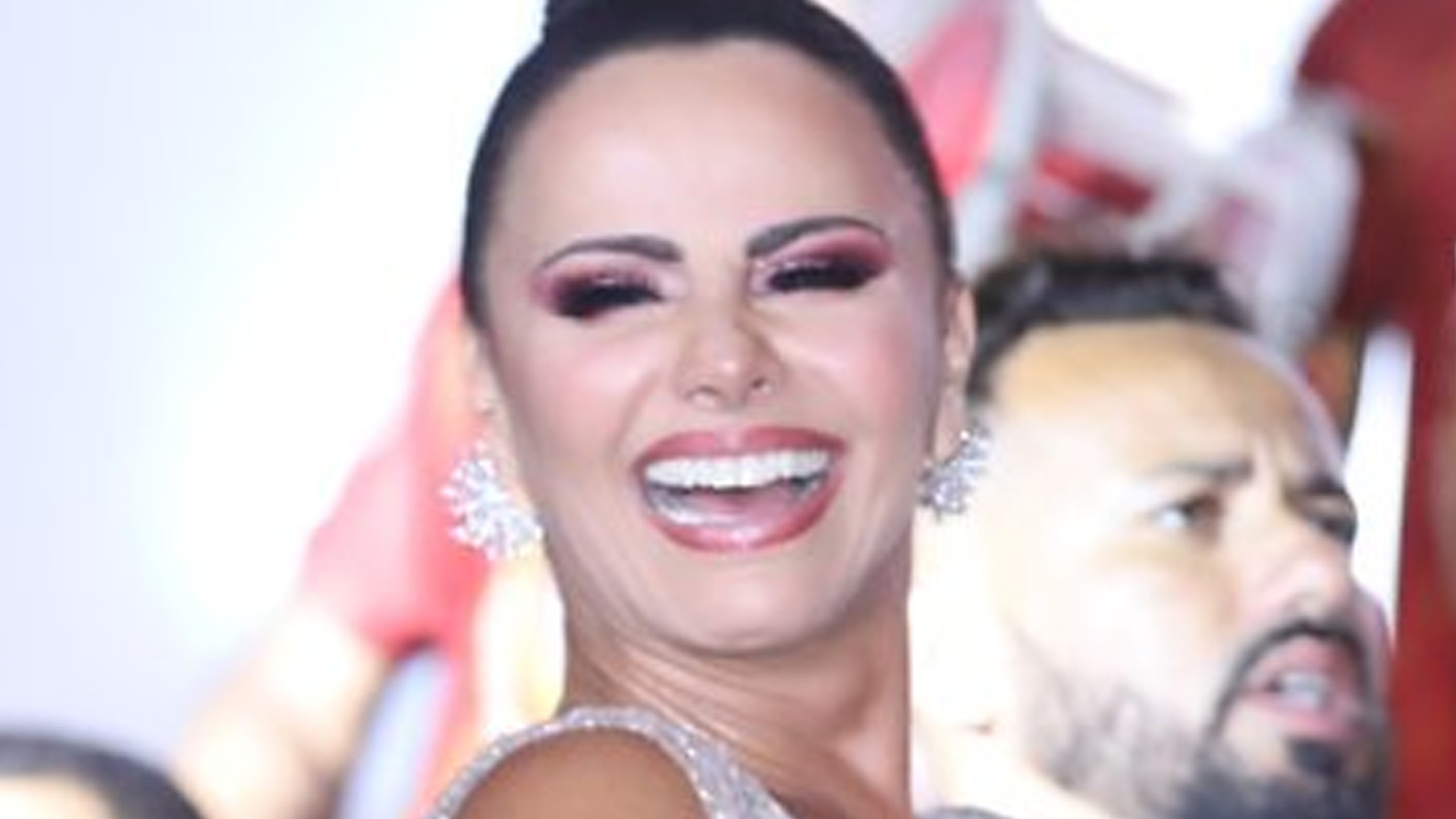 Viviane Araújo cai no samba com vestido aberto nas laterais em ensaio de Carnaval