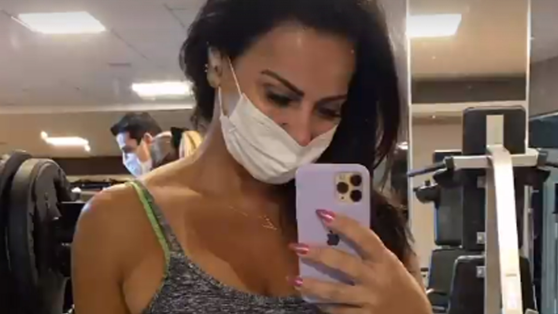 Viviane Araújo aparece malhando e virilha marcada rouba a cena
