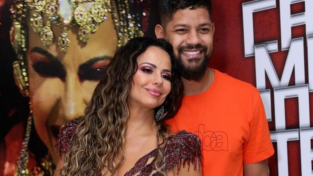 Vivi Araújo e o marido posam com as mãos na barriga da atriz e empolgam fãs: “Vem bebê por aí?”