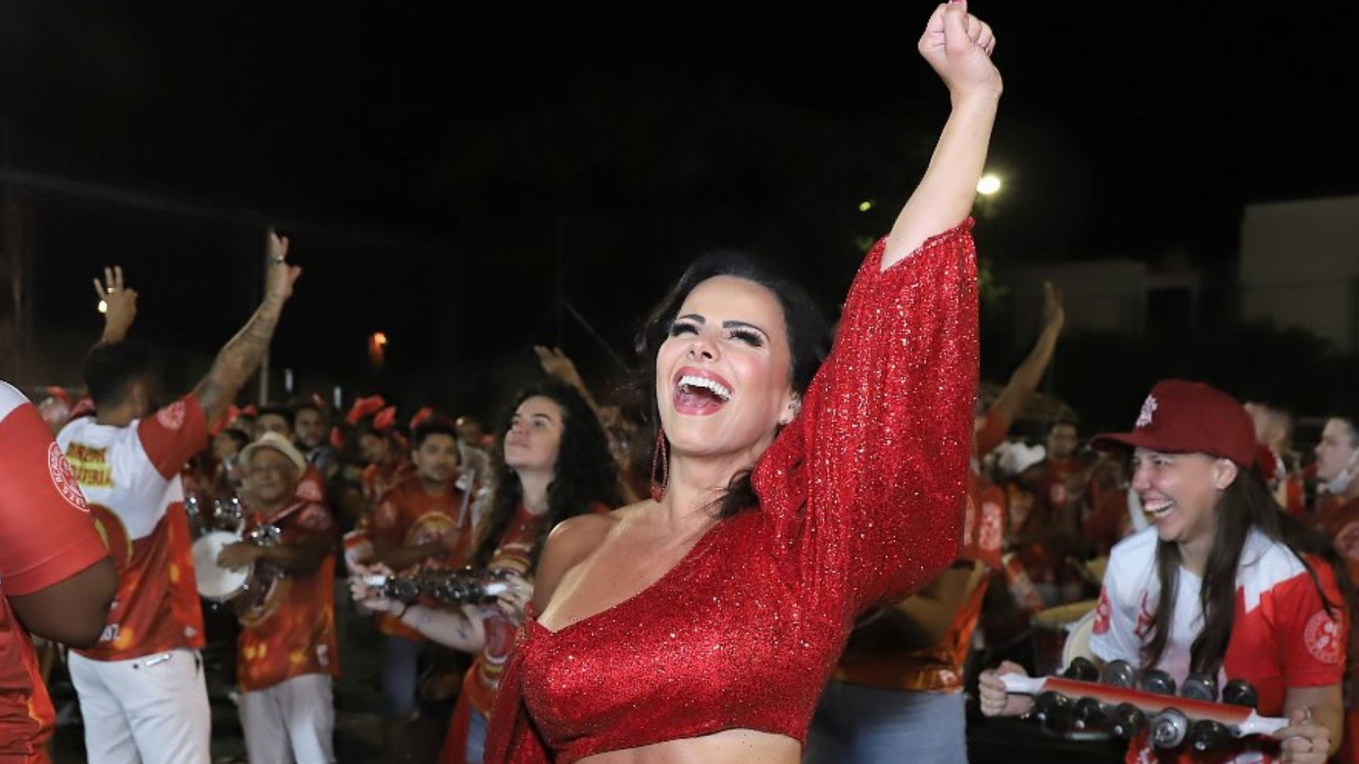 Beldade! Viviane Araújo brilha em ensaio de rua rumo com barriga trincada e pernões de fora