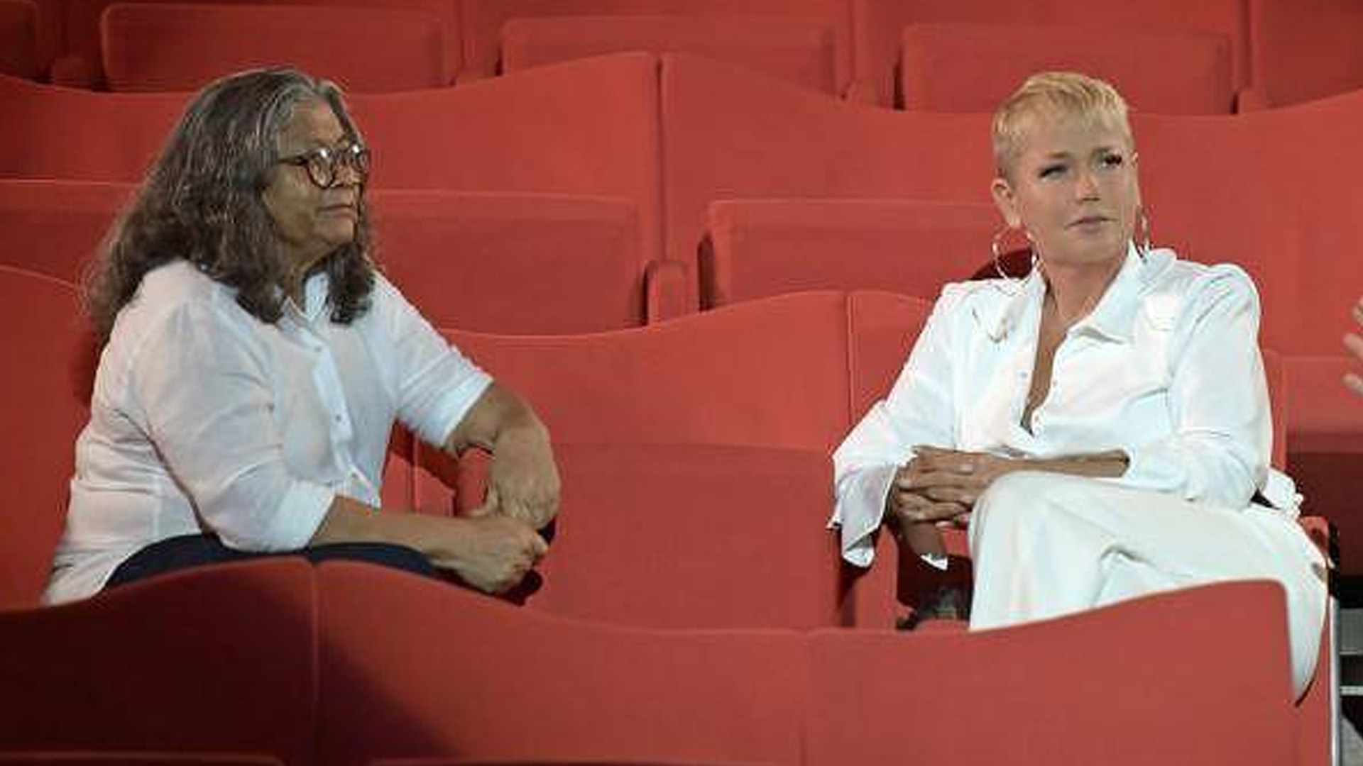 Xuxa Meneghel reencontra Marlene Mattos após quase vinte anos