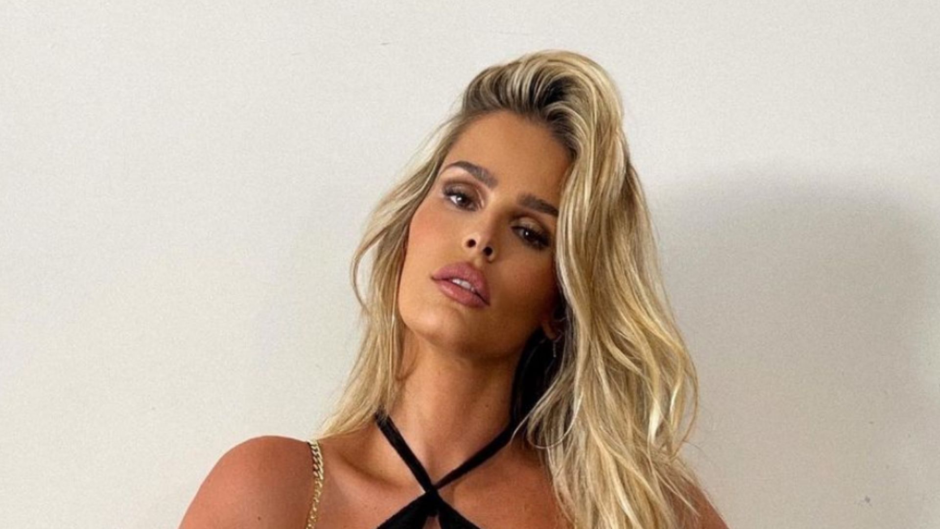 Autoconfiante, Yasmin Brunet elege vestido sexy com recortes bem ousados: “Surreal”